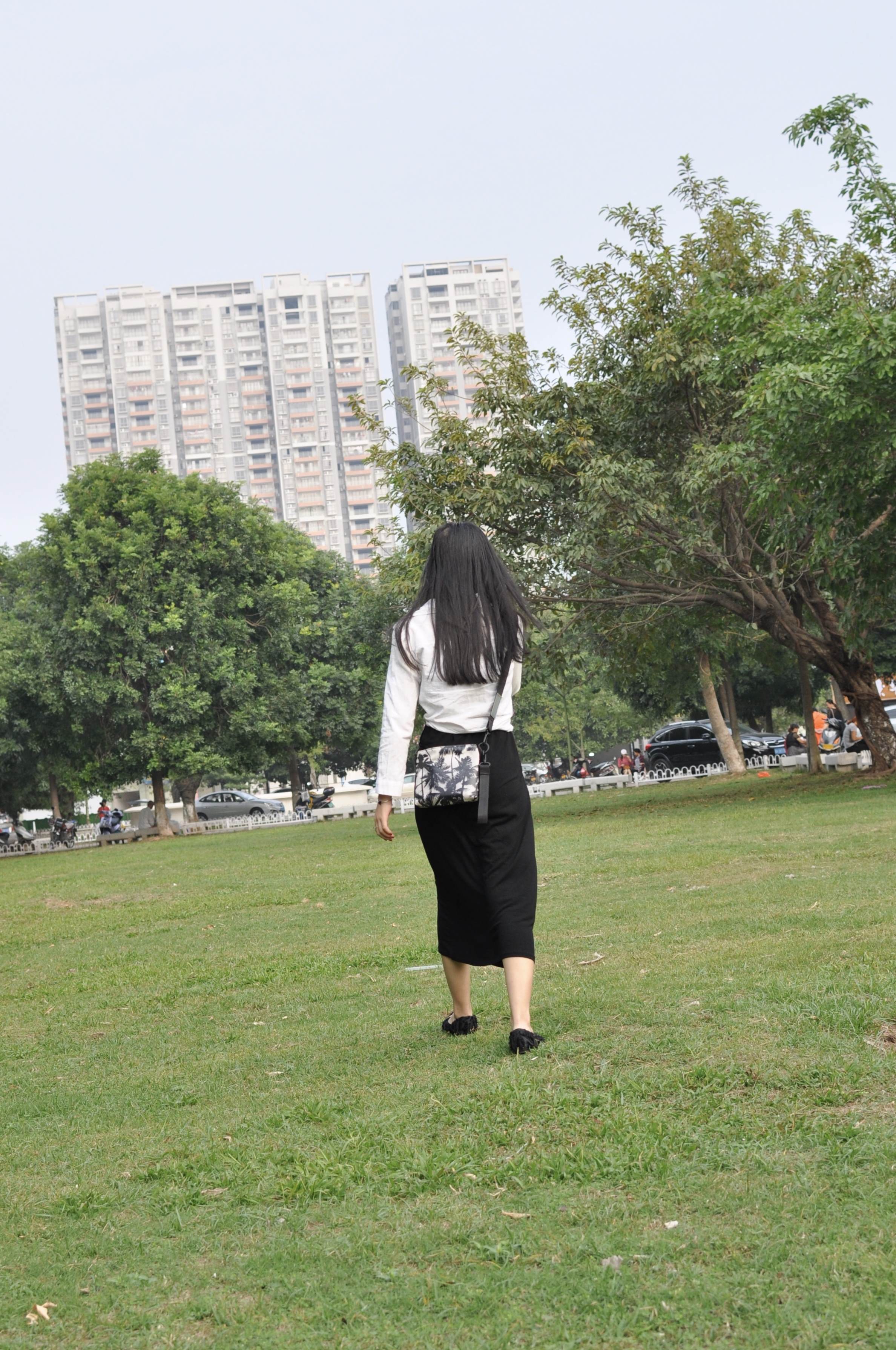 《石椅上的船袜脚+视频1个》作品图