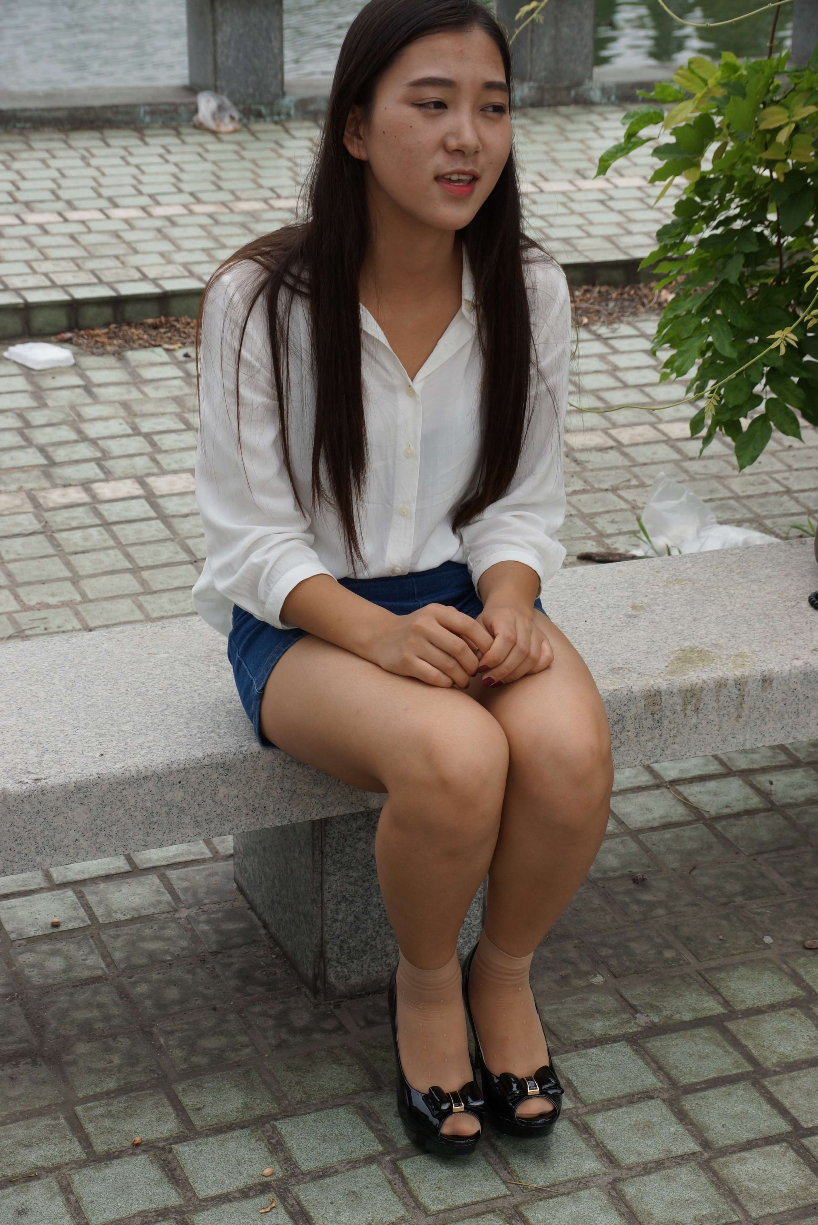 《光脚实在难受,包里的丝袜派上用场了》作品图