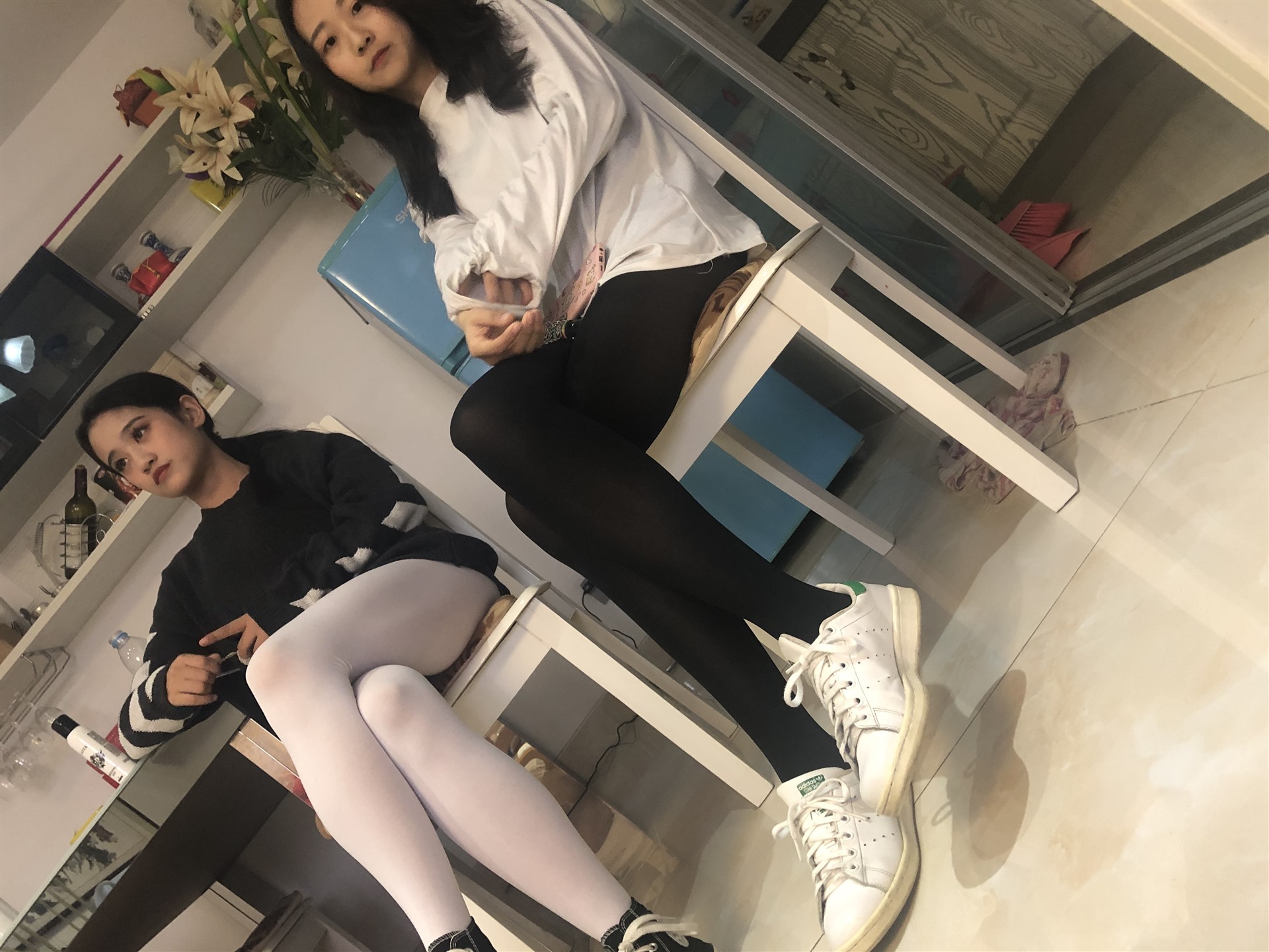 《越拍姐妹花丝袜脚丫》作品图