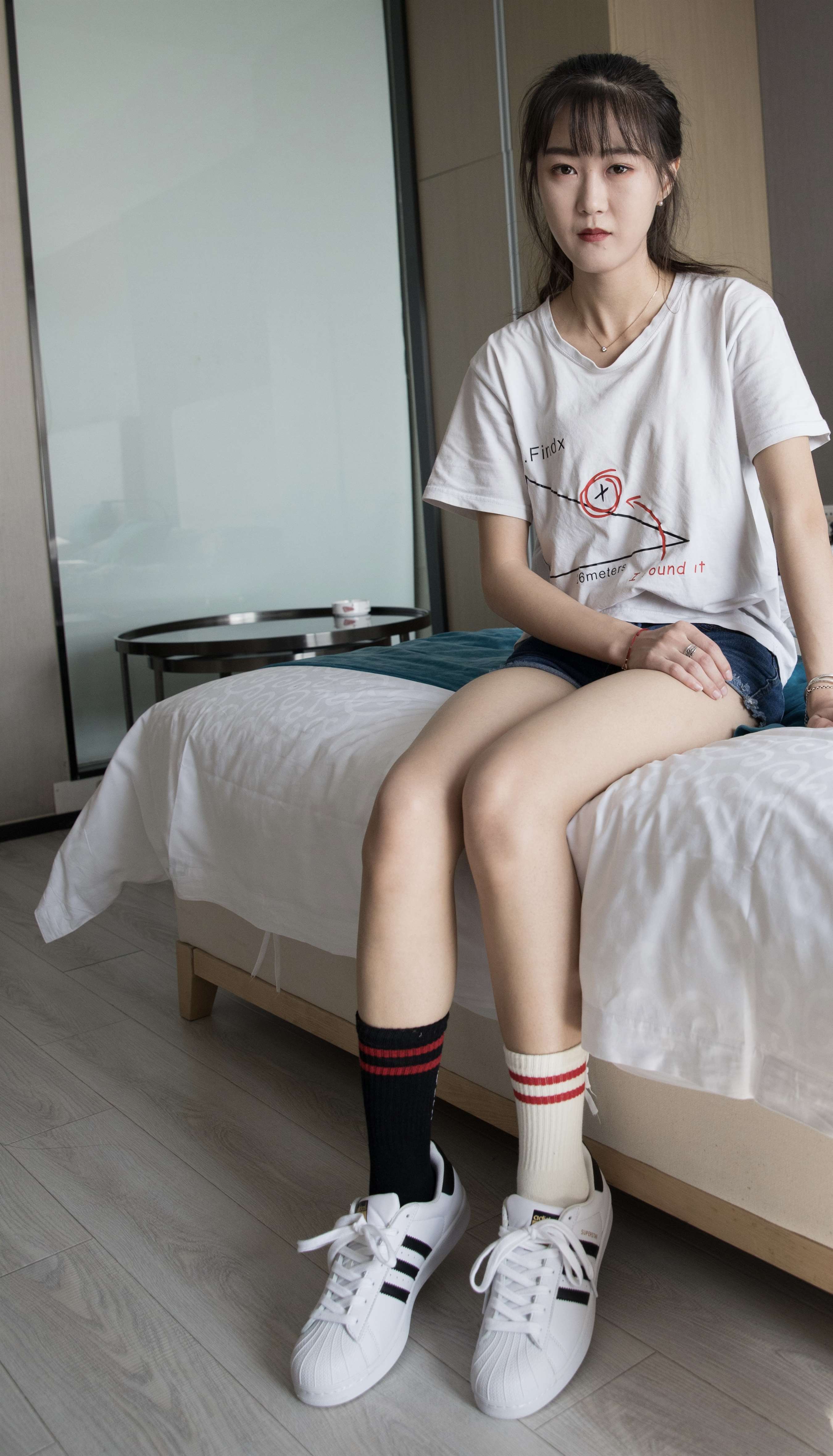 《热裤五指袜脚丫【套图+视频2个】》作品图