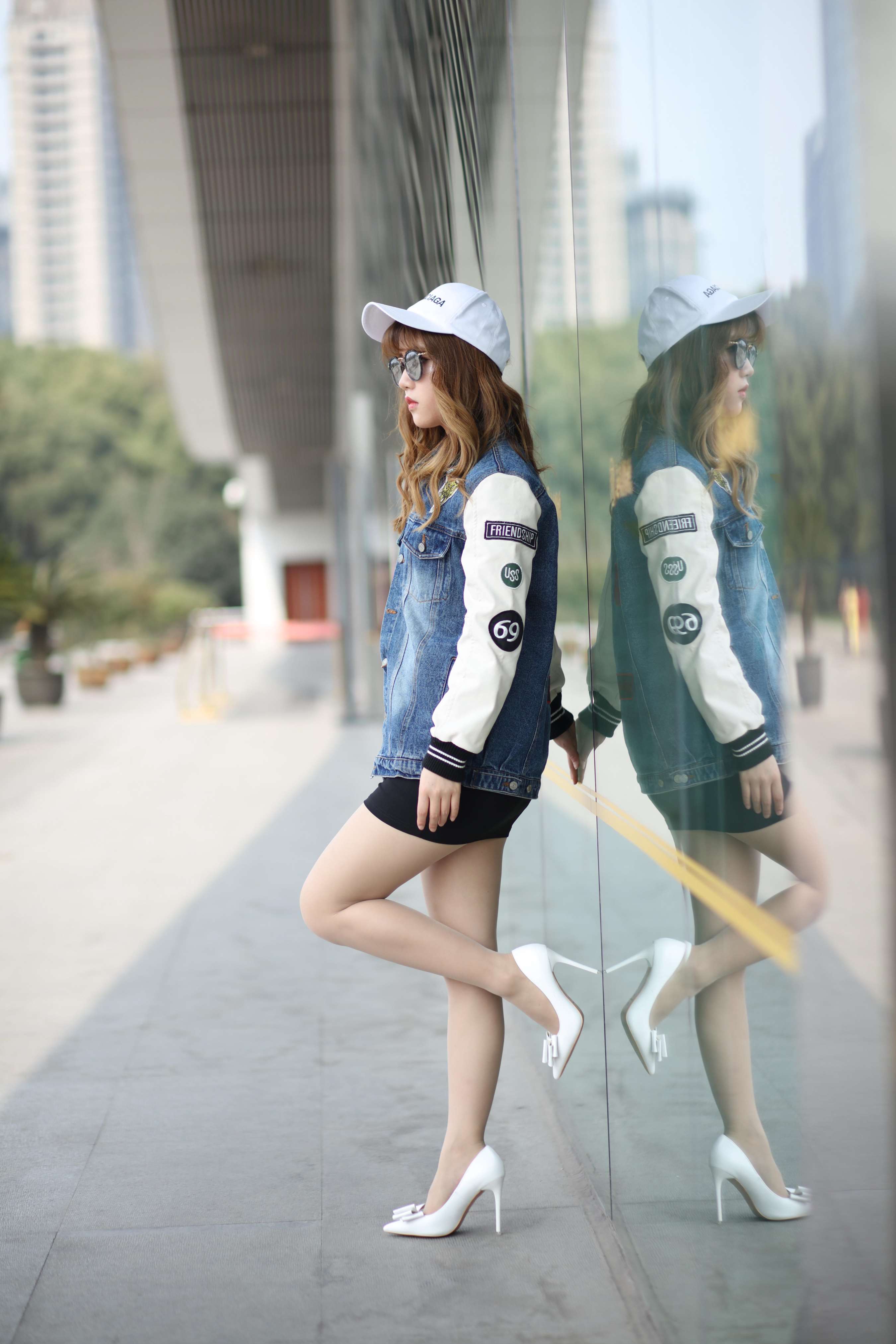 《墨镜少女丝足》作品图