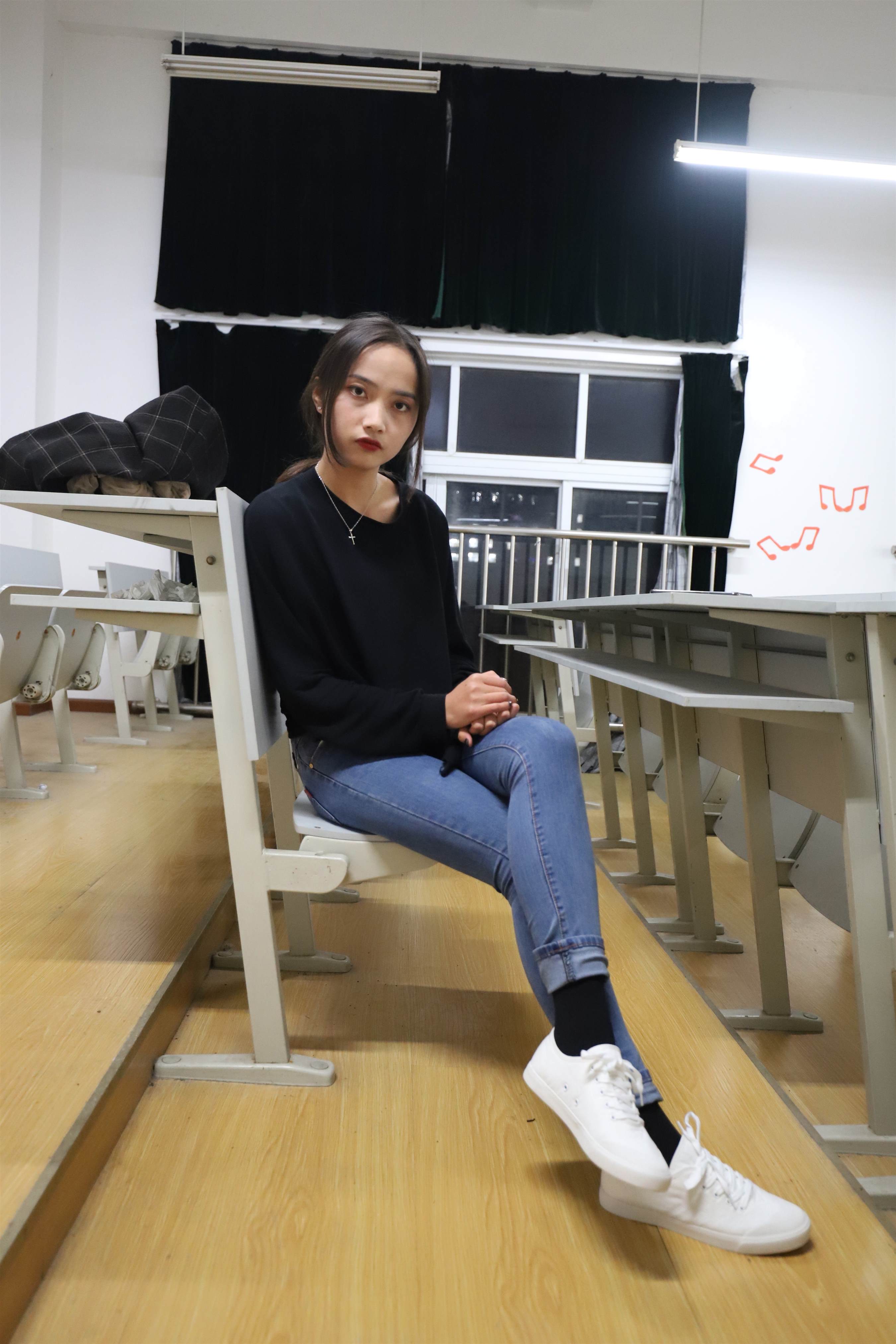 《学姐板鞋の黑棉袜脚》作品图