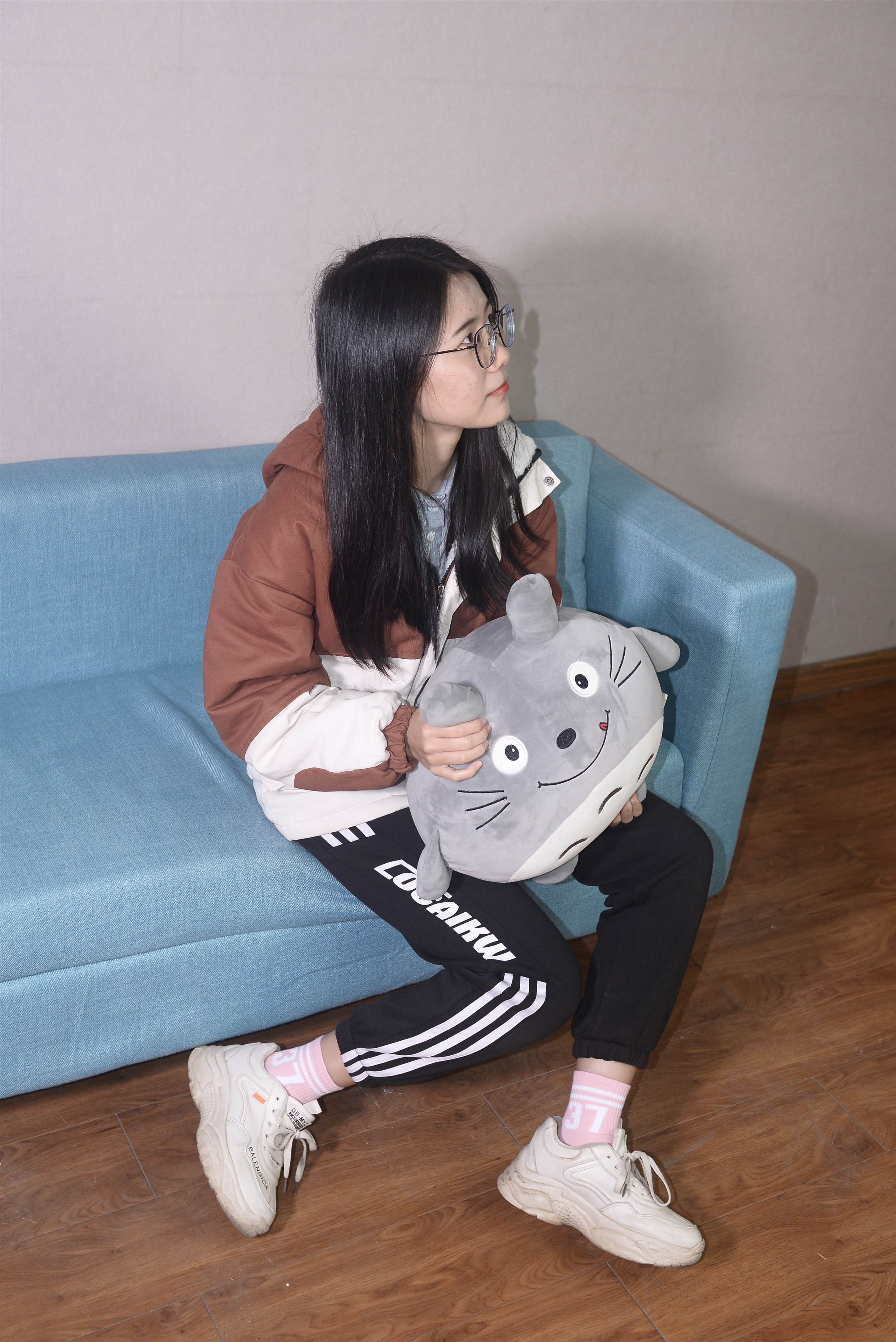 《龙猫抱枕の眼镜学妹》作品图