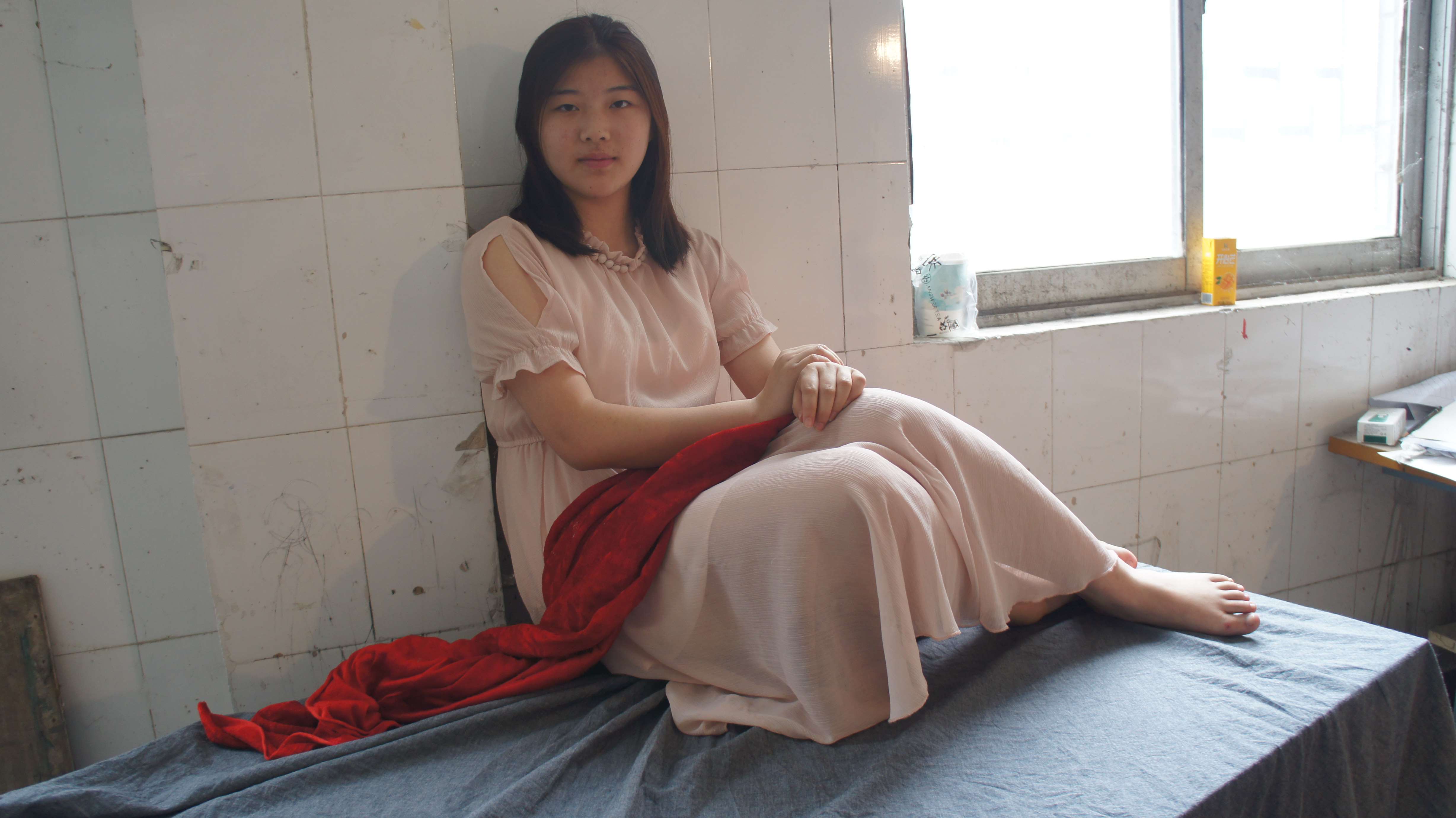 《有的肉感的少女裸足嫩脚丫》作品图