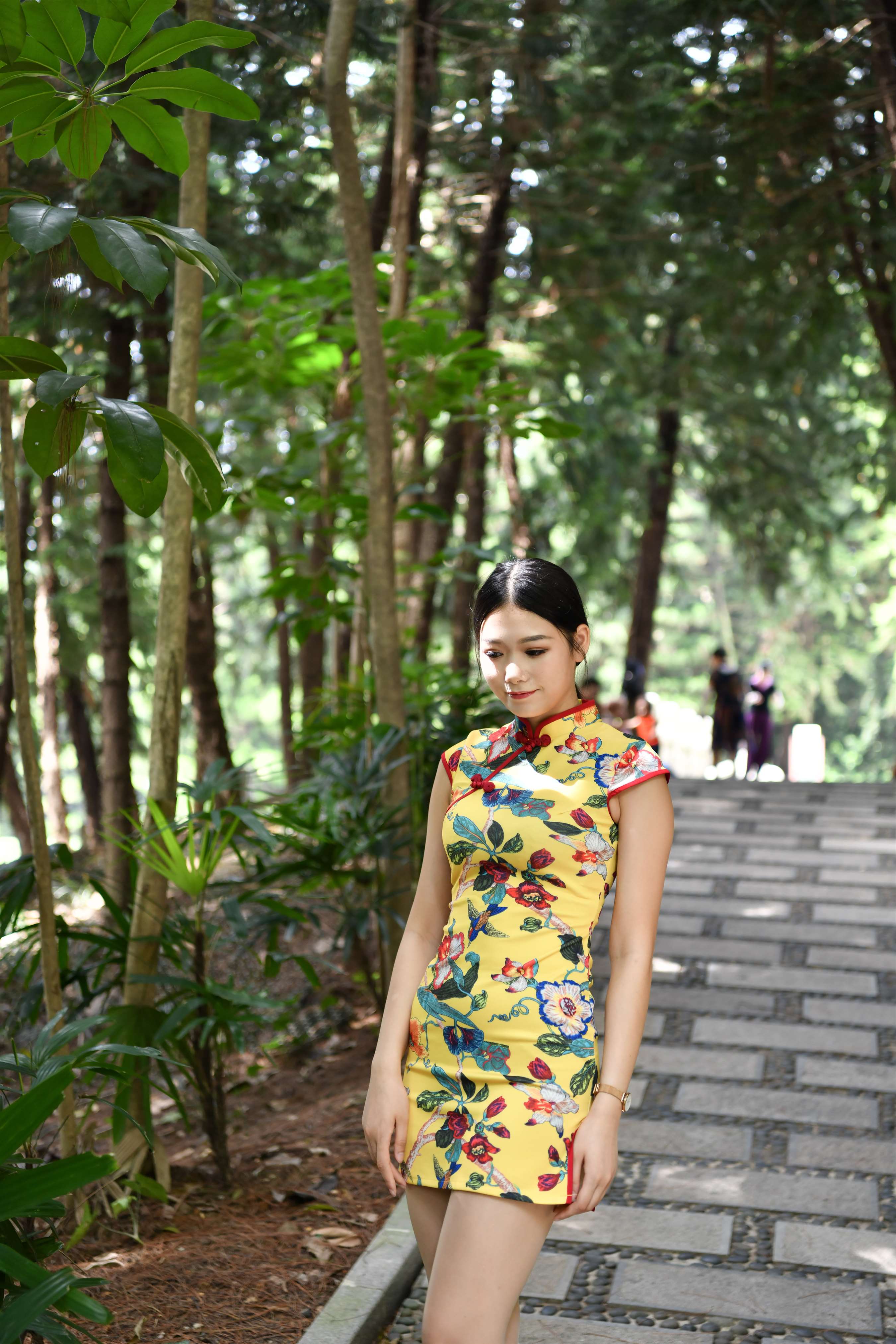 《旗袍小姐姐在凉亭乘凉》作品图