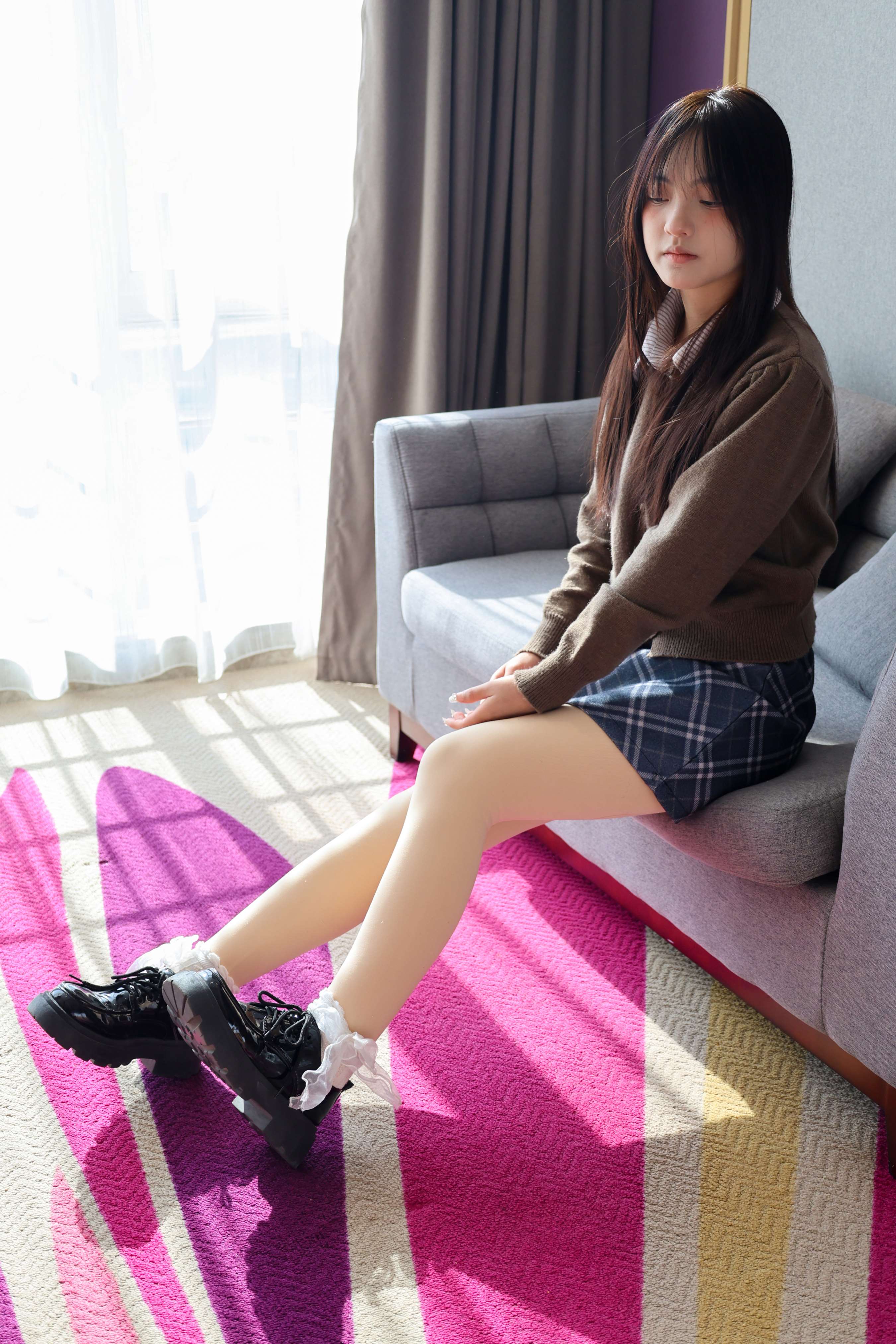 《少女脱棉袜展嫩足》作品图