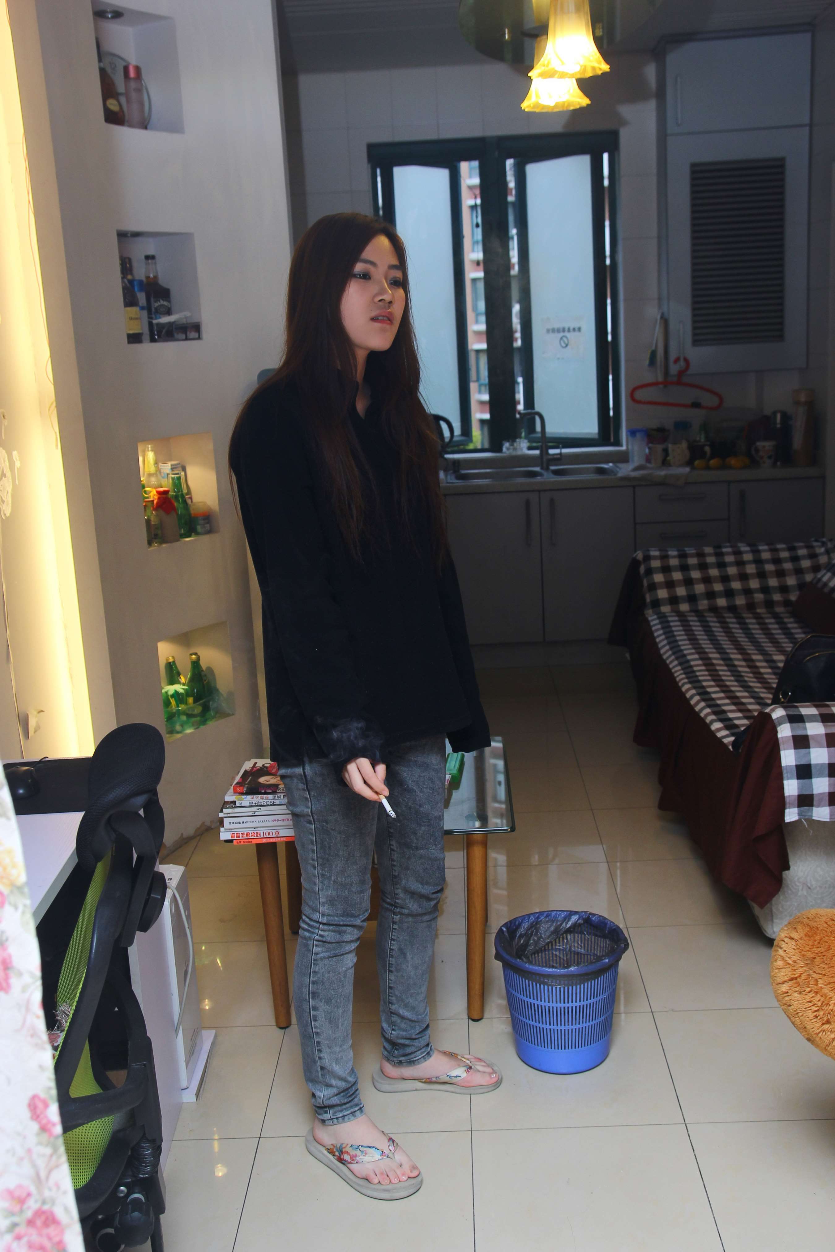 《在客厅里看了这双脚掌，保证你挪不开脚步》作品图