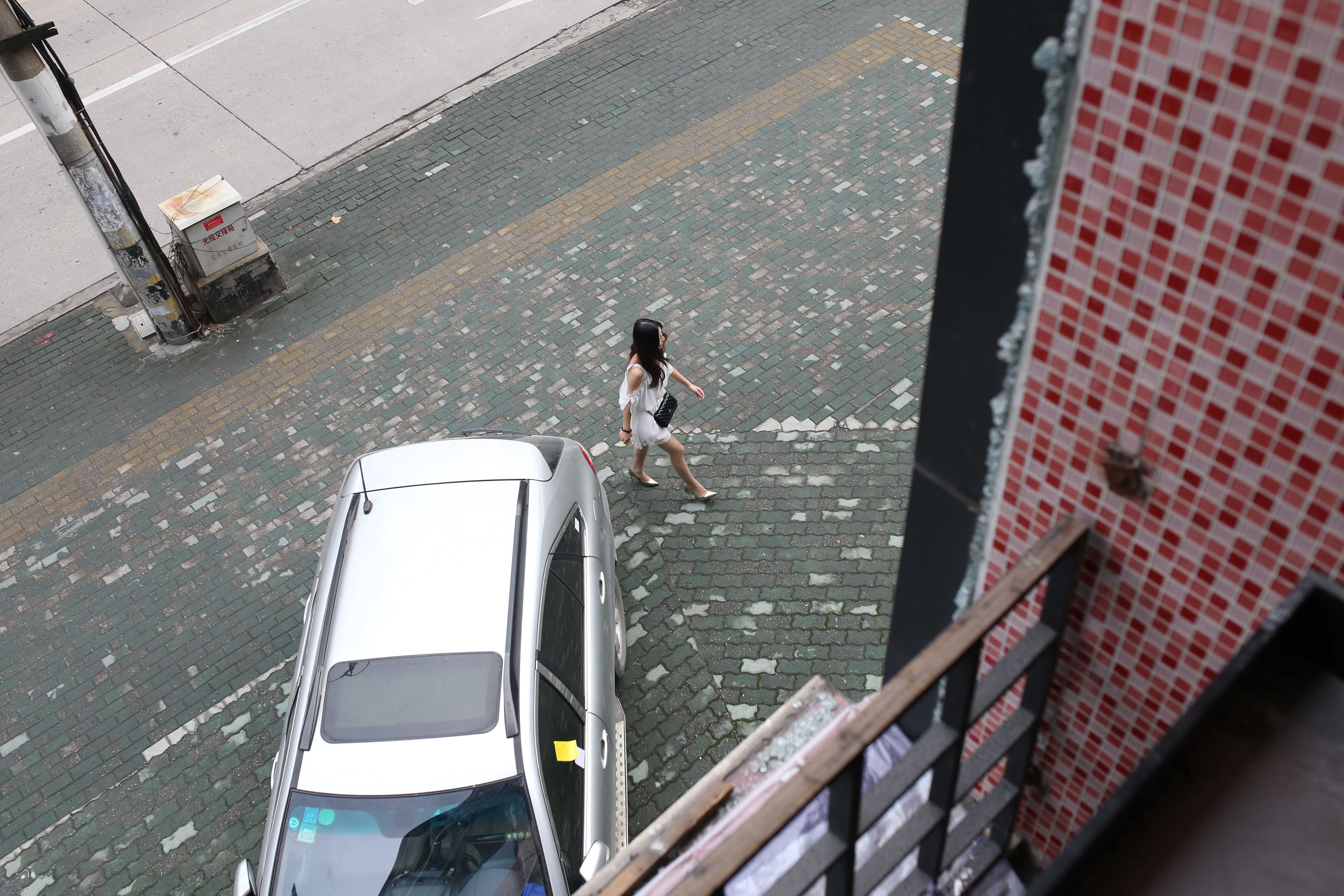 《旧楼翻新越拍长丝脚丫+视频一部》作品图