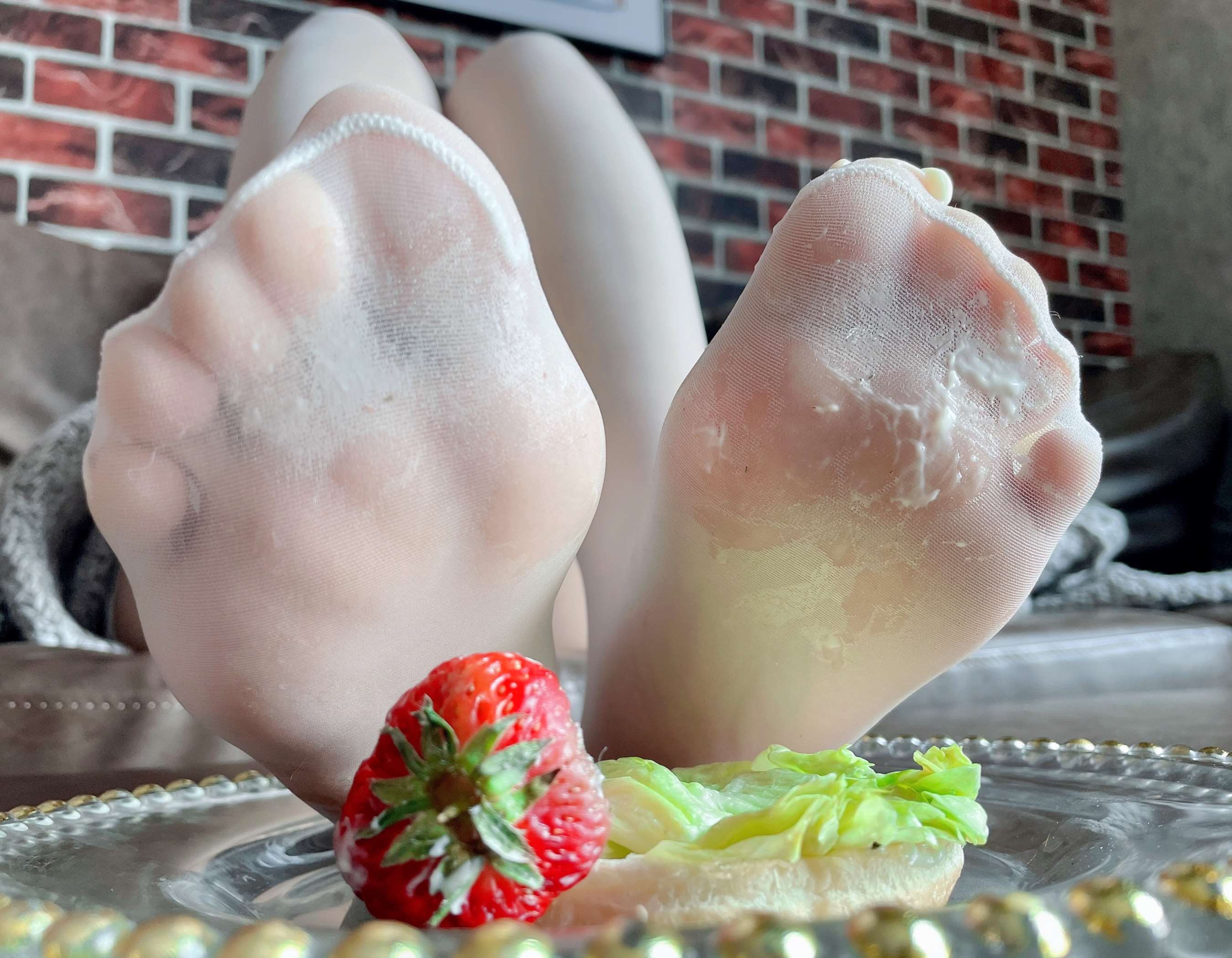 《少女丝足配汉堡》作品图