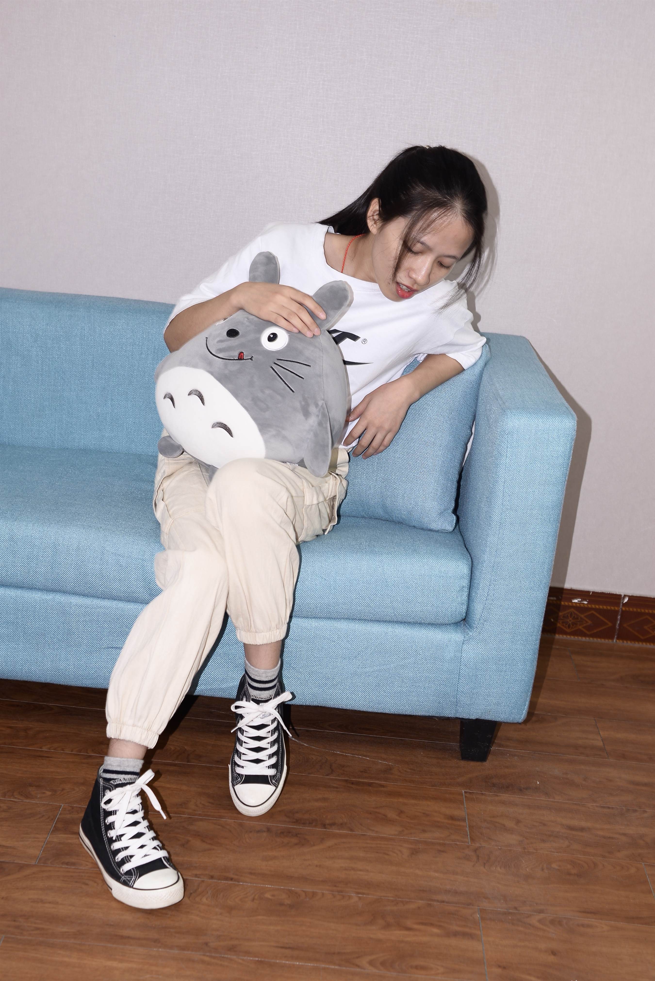 《龙猫抱枕の帆布鞋棉袜脚》作品图