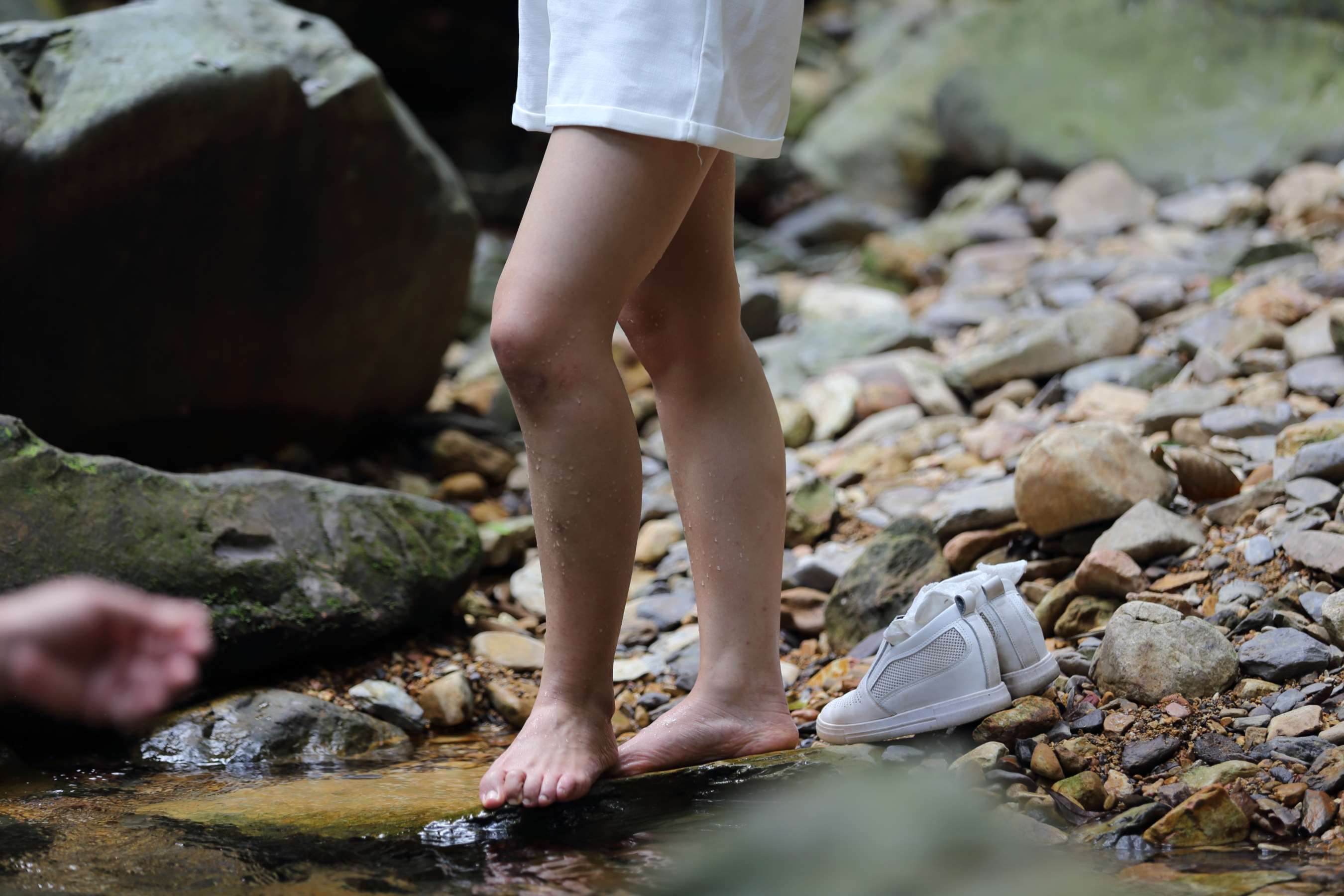 《漂亮短发眼镜学妹蕾丝船袜小白鞋》作品图