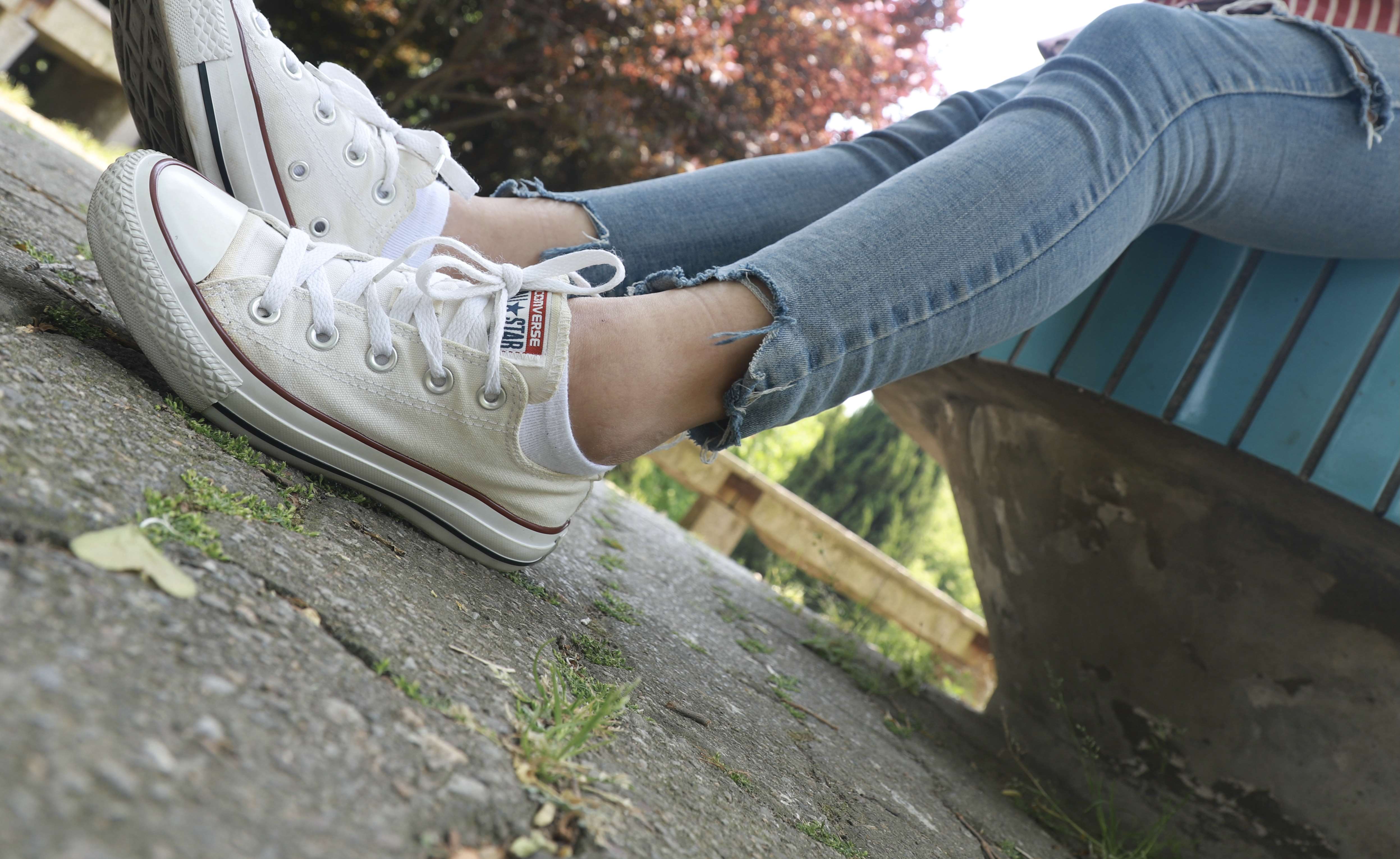 《白帆布鞋の棉袜脚》作品图