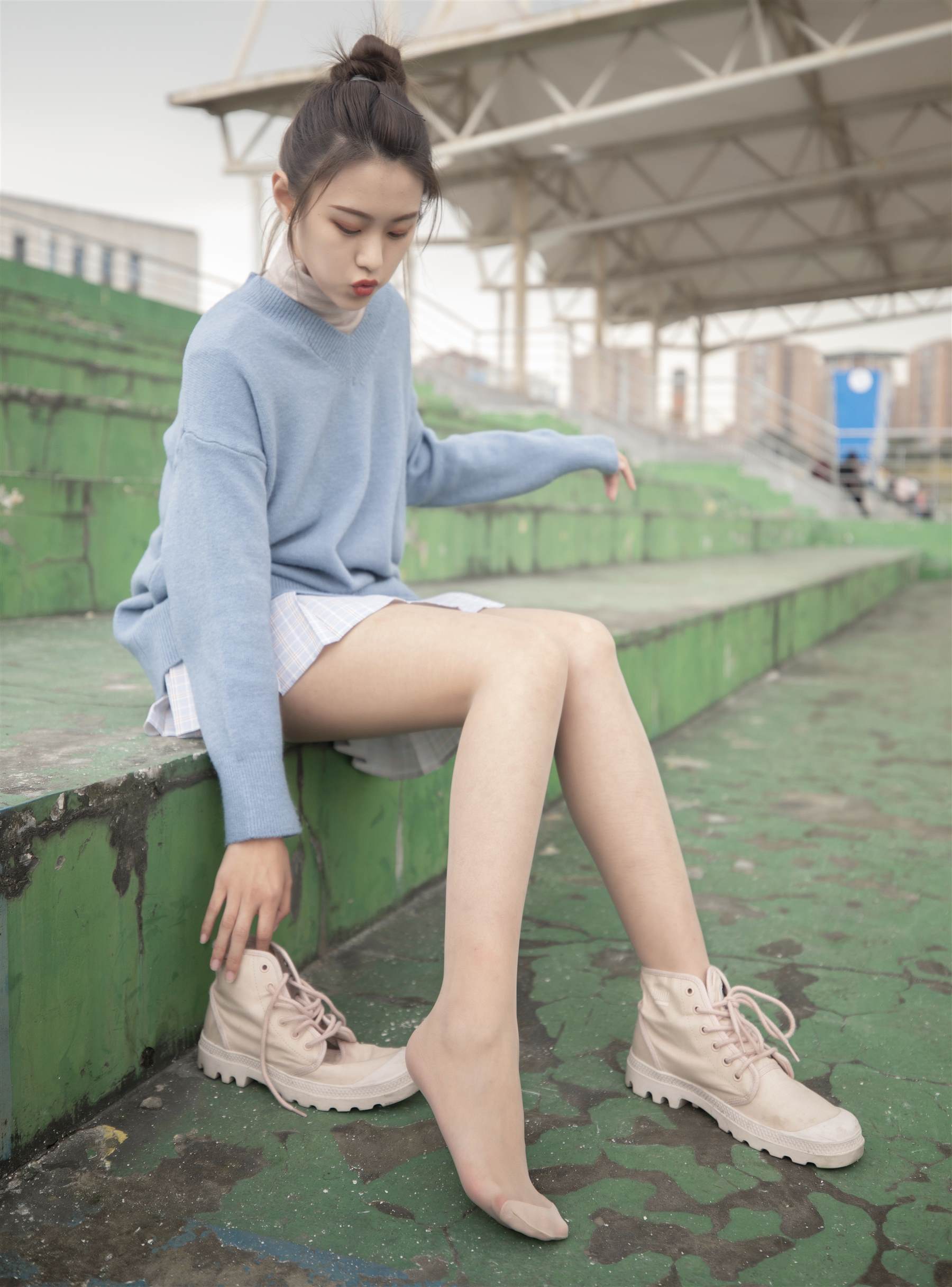 《看台少女的丝袜脚丫+【视频1个网盘下载】》作品图