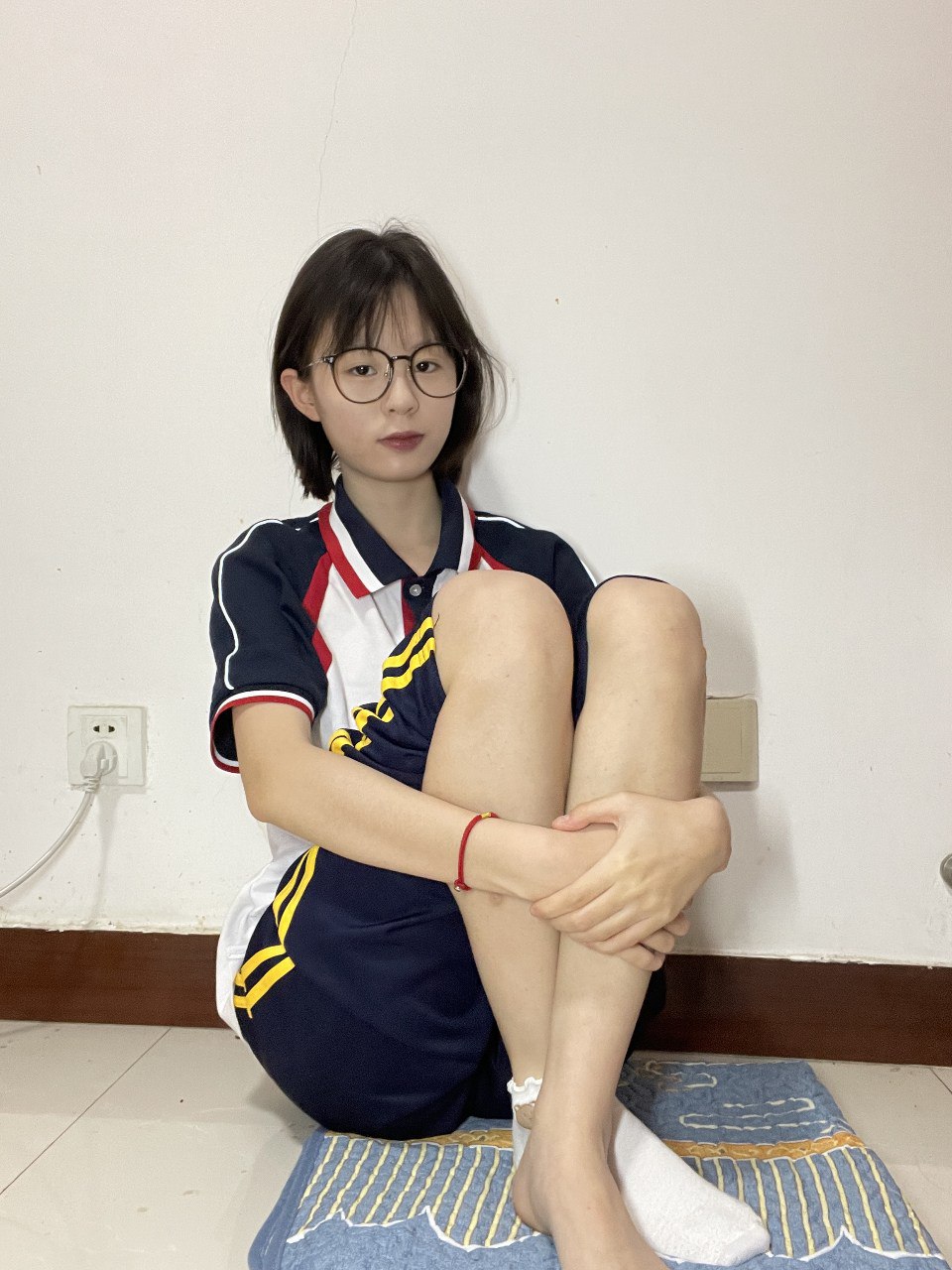 《真实开发清纯可人的学妹穿着校服贴脸秀足》作品图