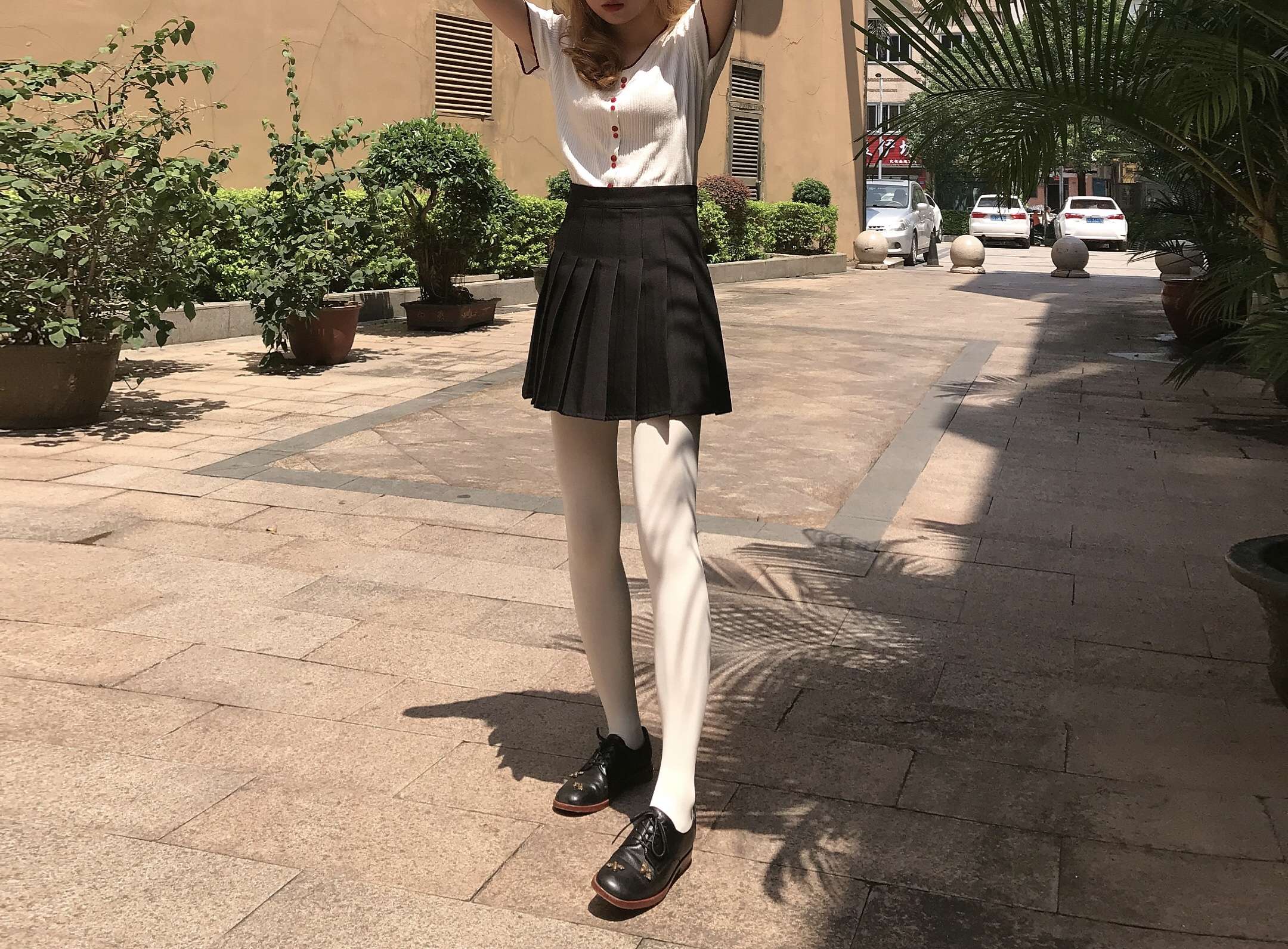 《学姐皮鞋白丝袜脚丫》作品图