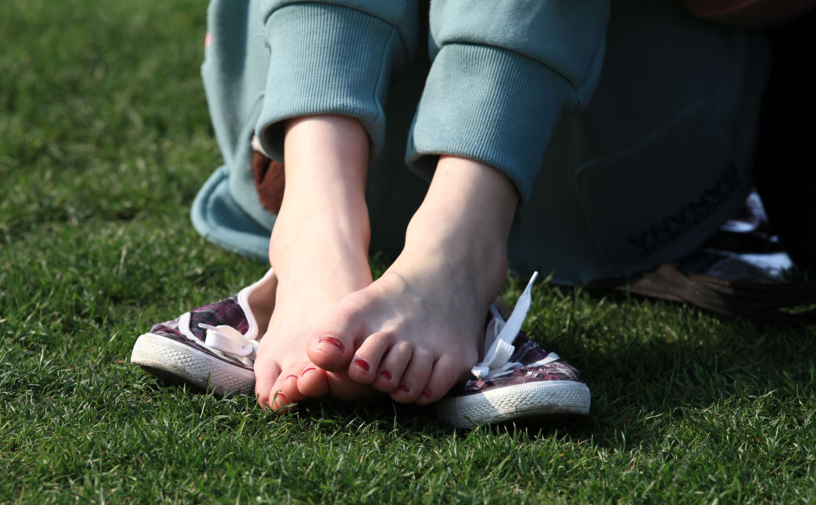 《骨感、细嫩、雪白的少女二趾长艳足》作品图