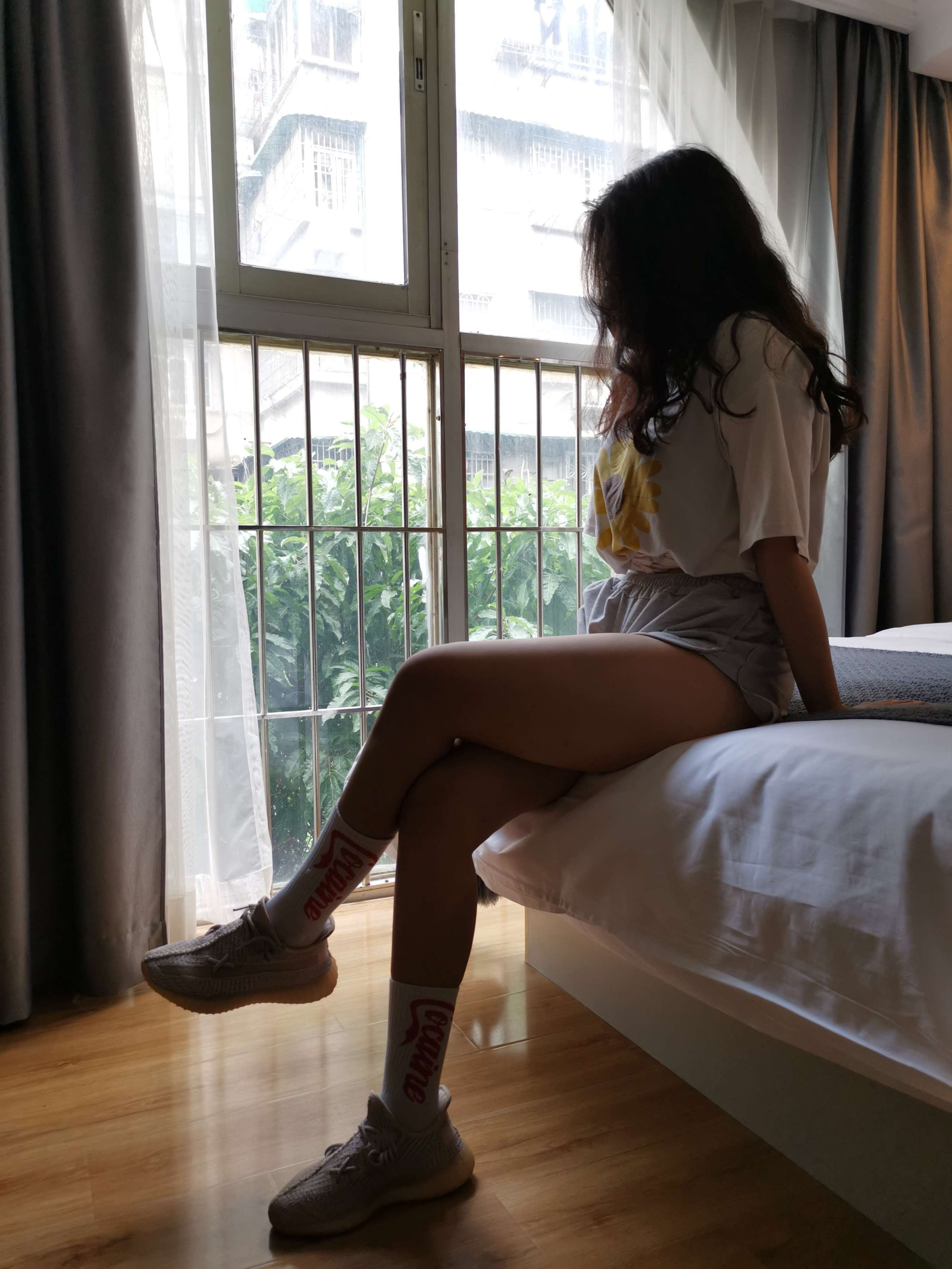 《莹莹脱袜展嫩足》作品图