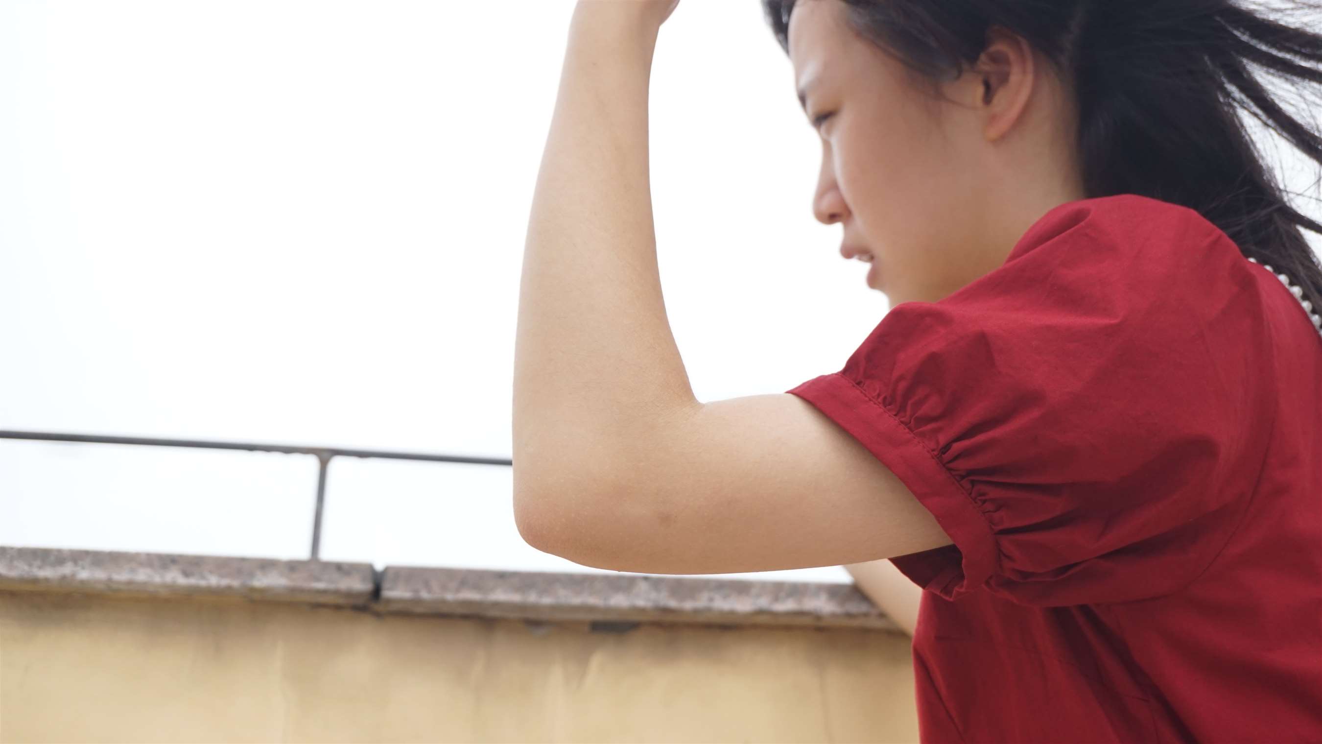 《天台红裙裸足》作品图