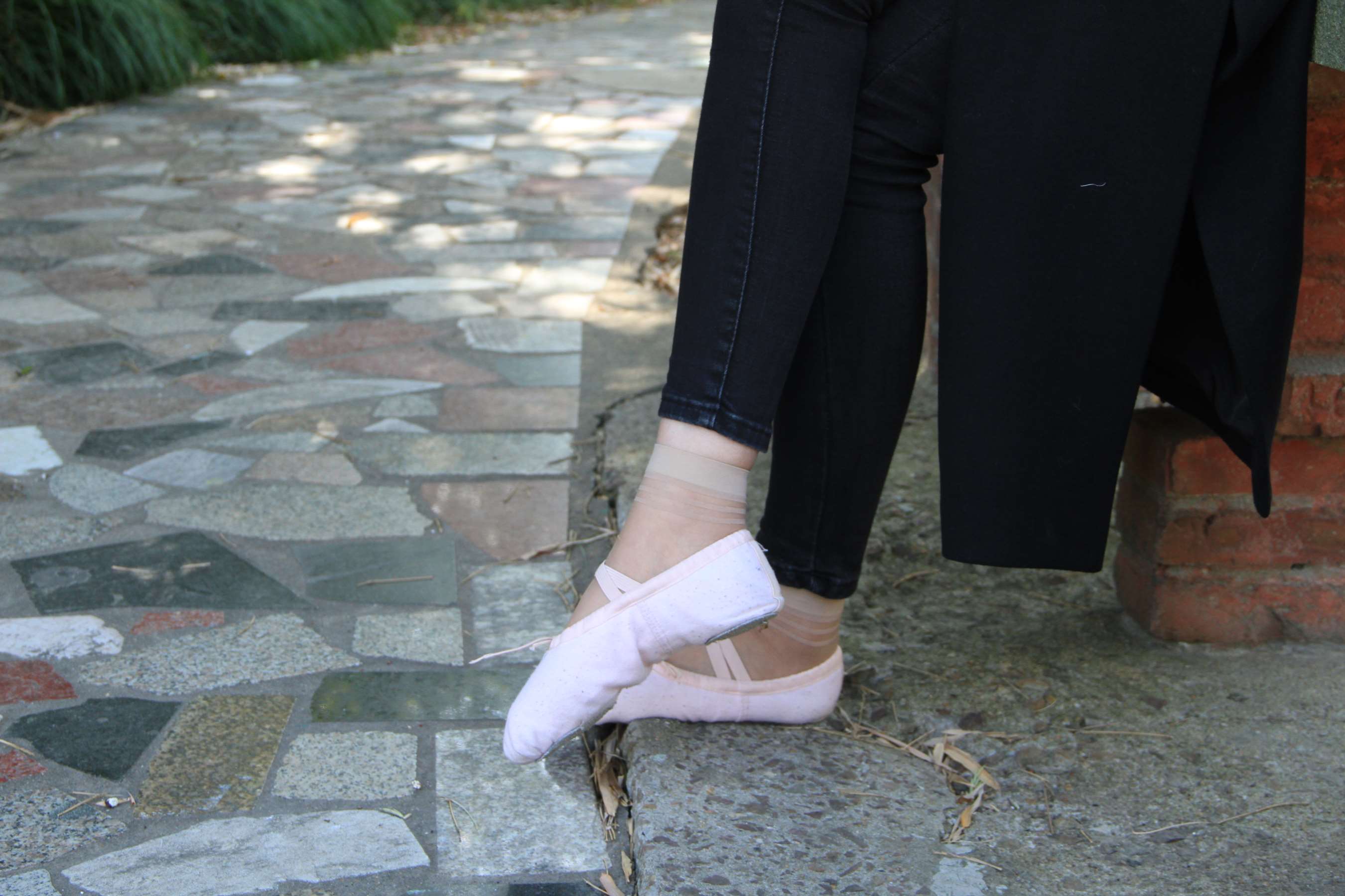 《大三舞蹈系师妹户外展示舞鞋风采》作品图