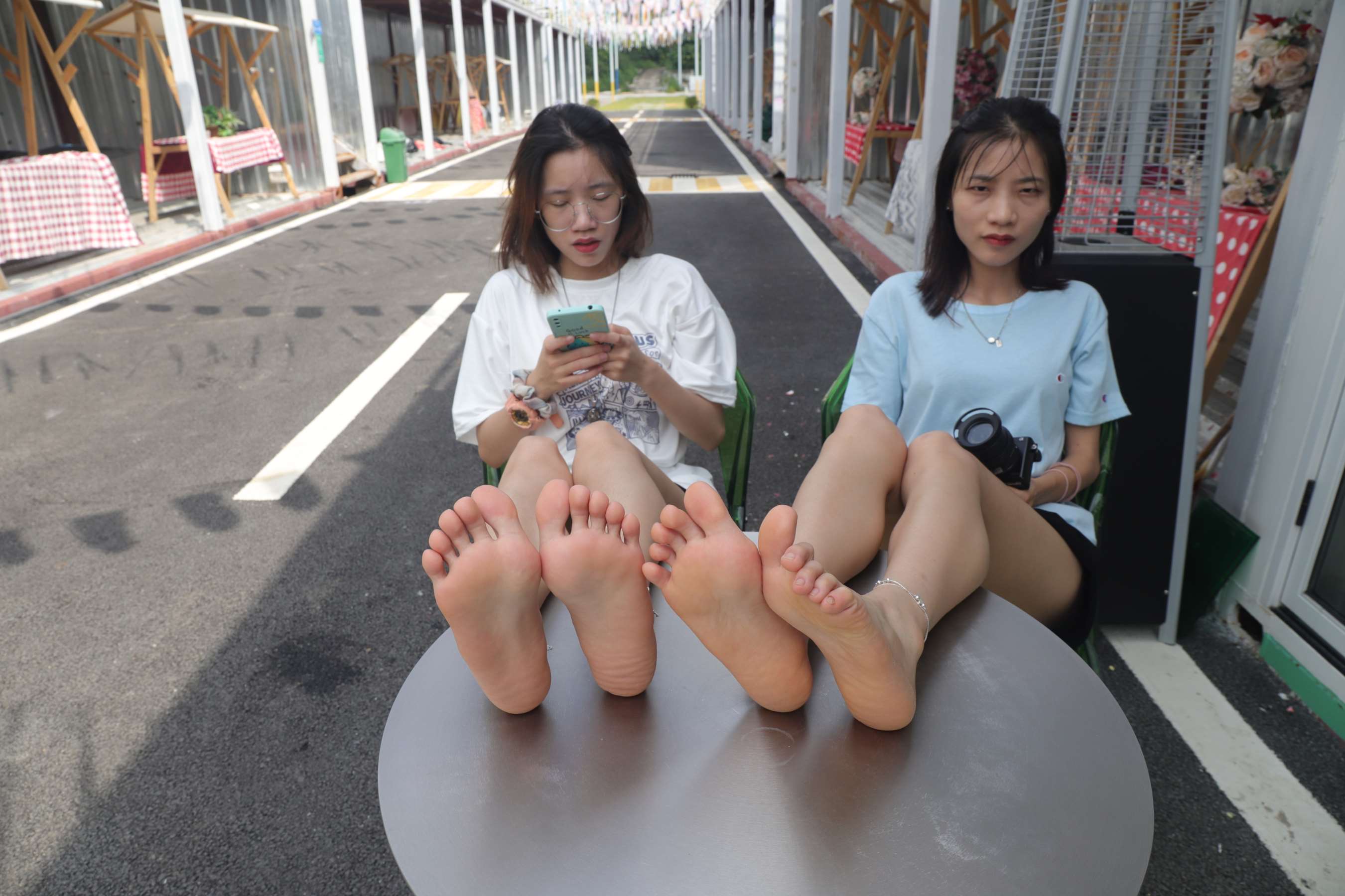 《姐妹花展示脚丫（2）》作品图