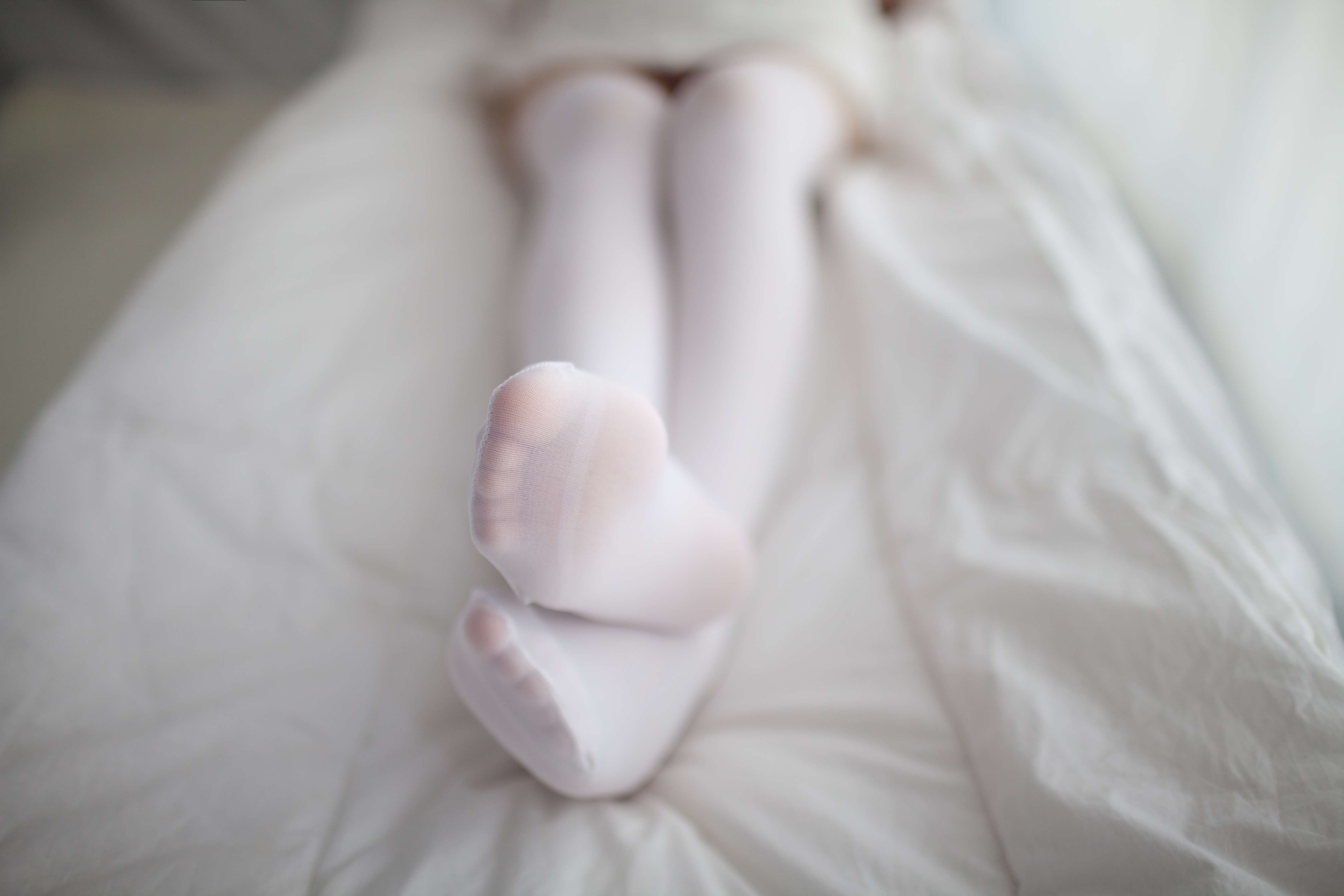 《少女秩序白丝袜脚丫》作品图