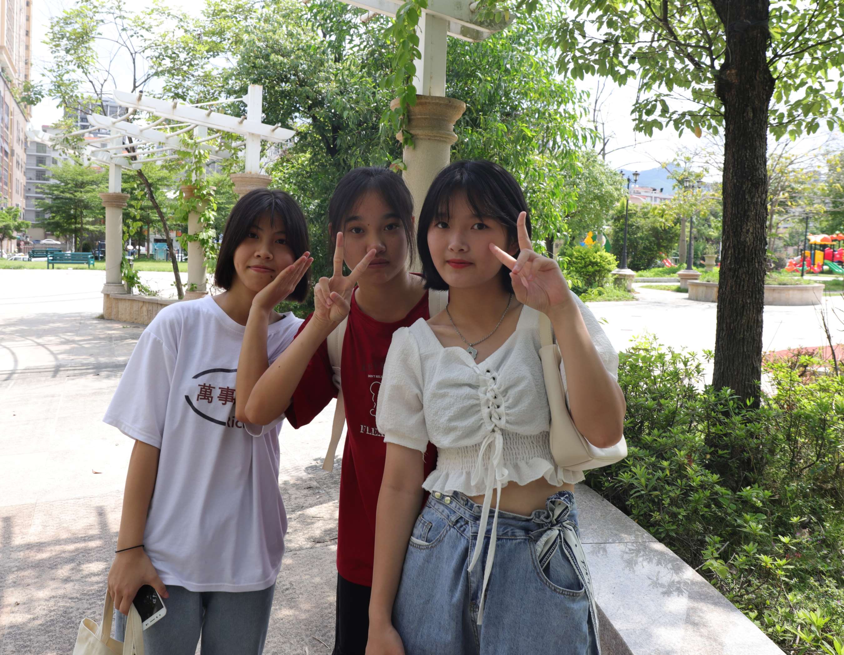 《三朵小花展示脚丫》作品图