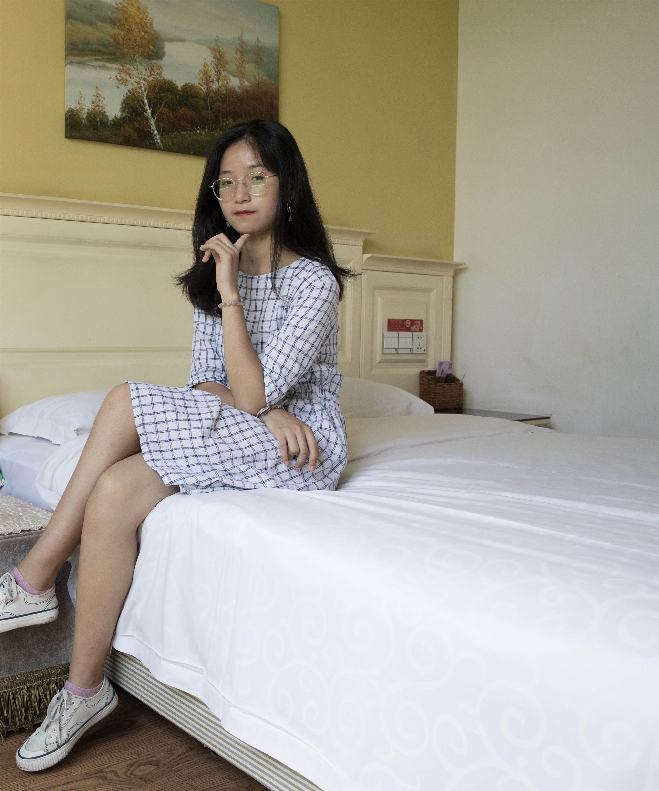 《眼镜小姐姐的棉袜脚+视频1个》作品图