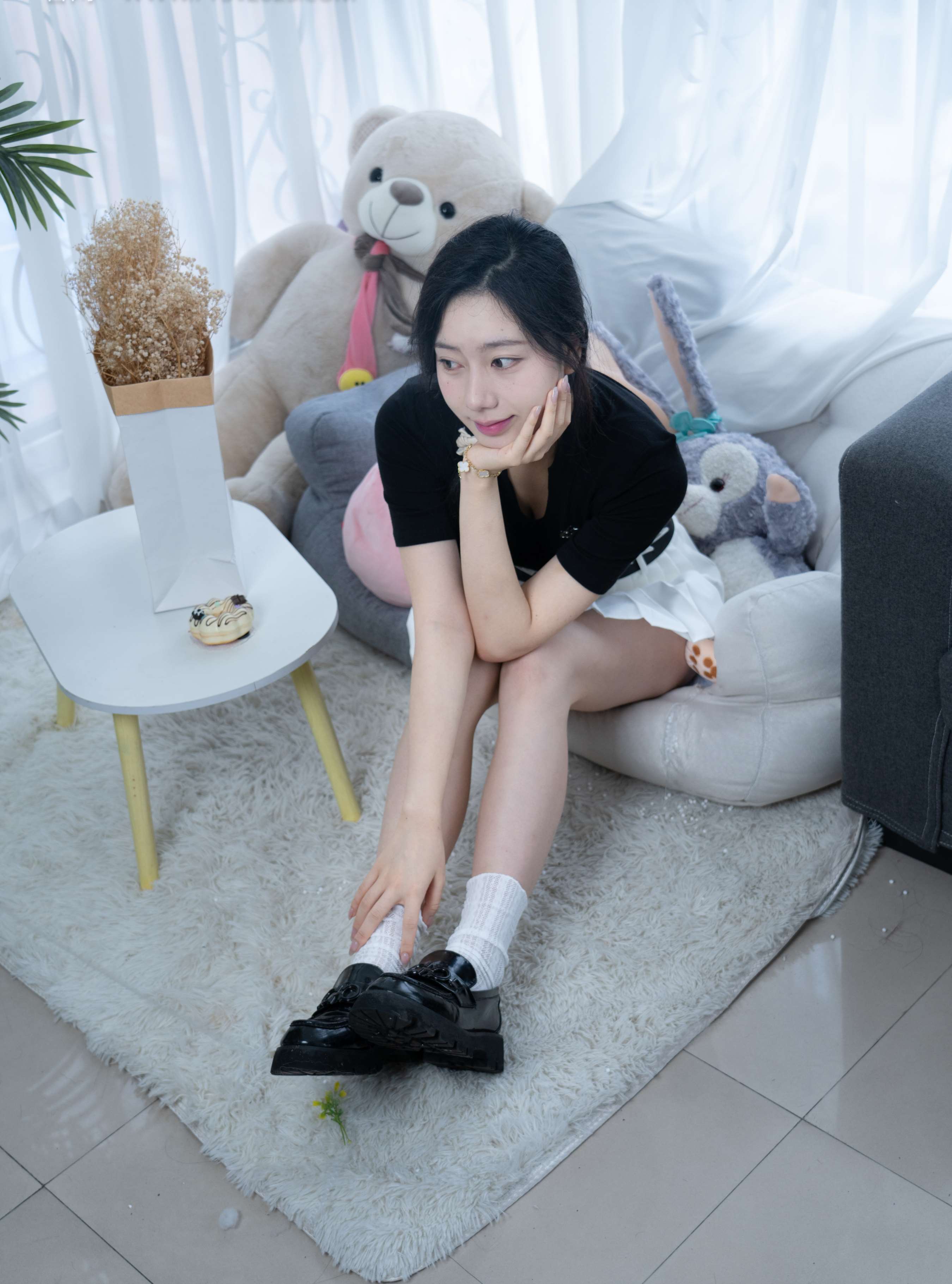 《鱼鱼-皮鞋白棉袜の裸足》作品图