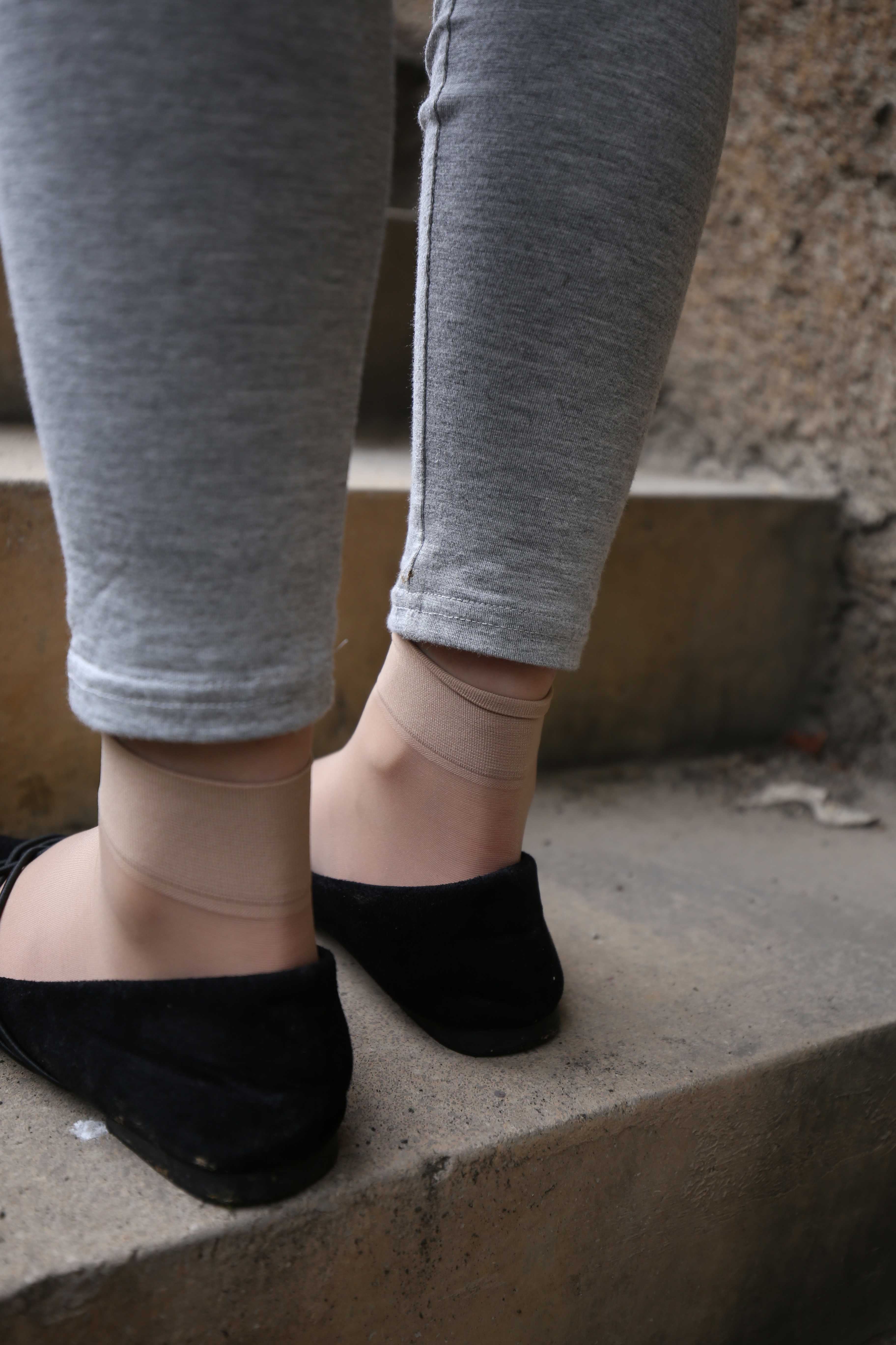 《打底裤の丝袜脚丫》作品图