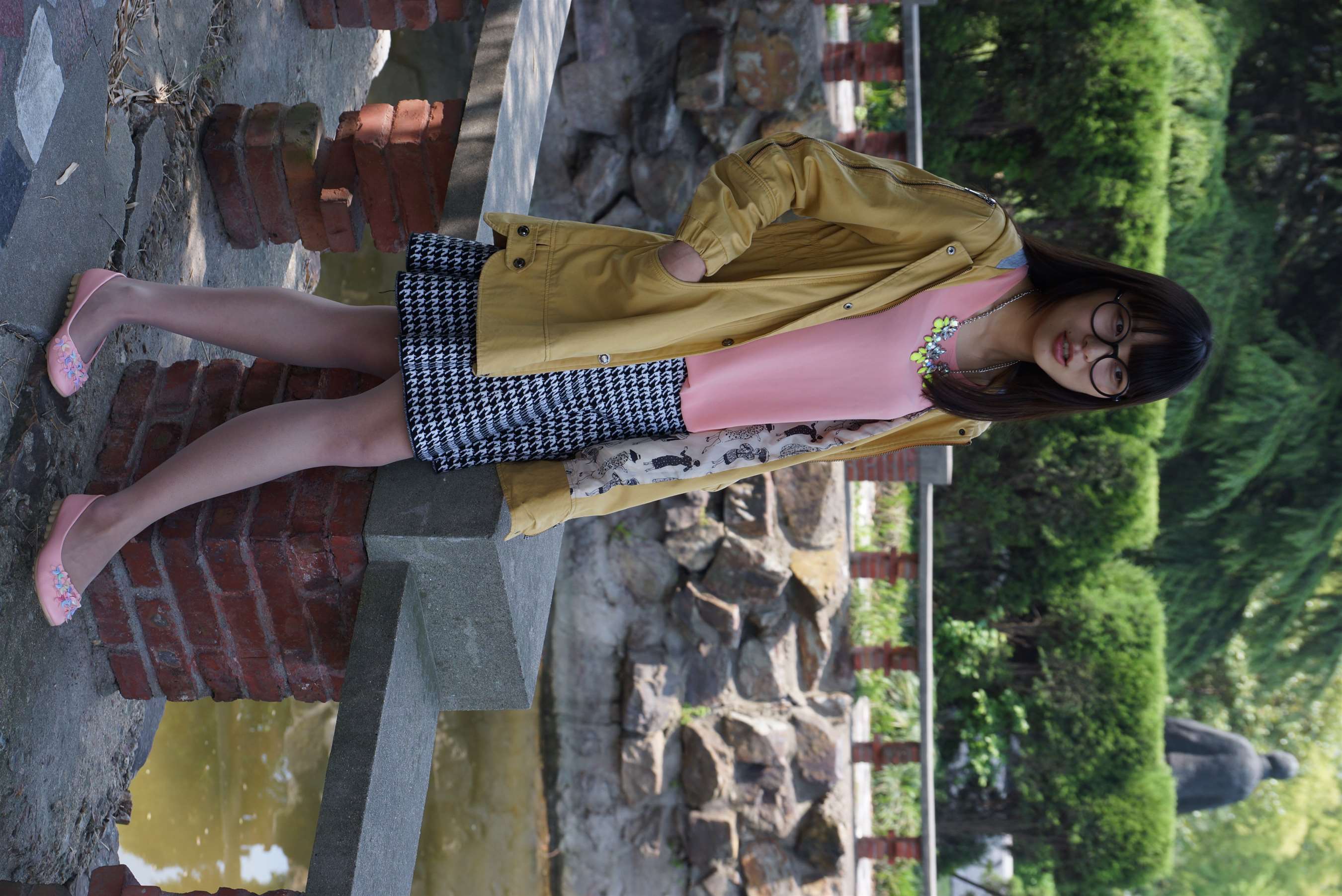 《校园长丝妹子花园休息露丝足》作品图