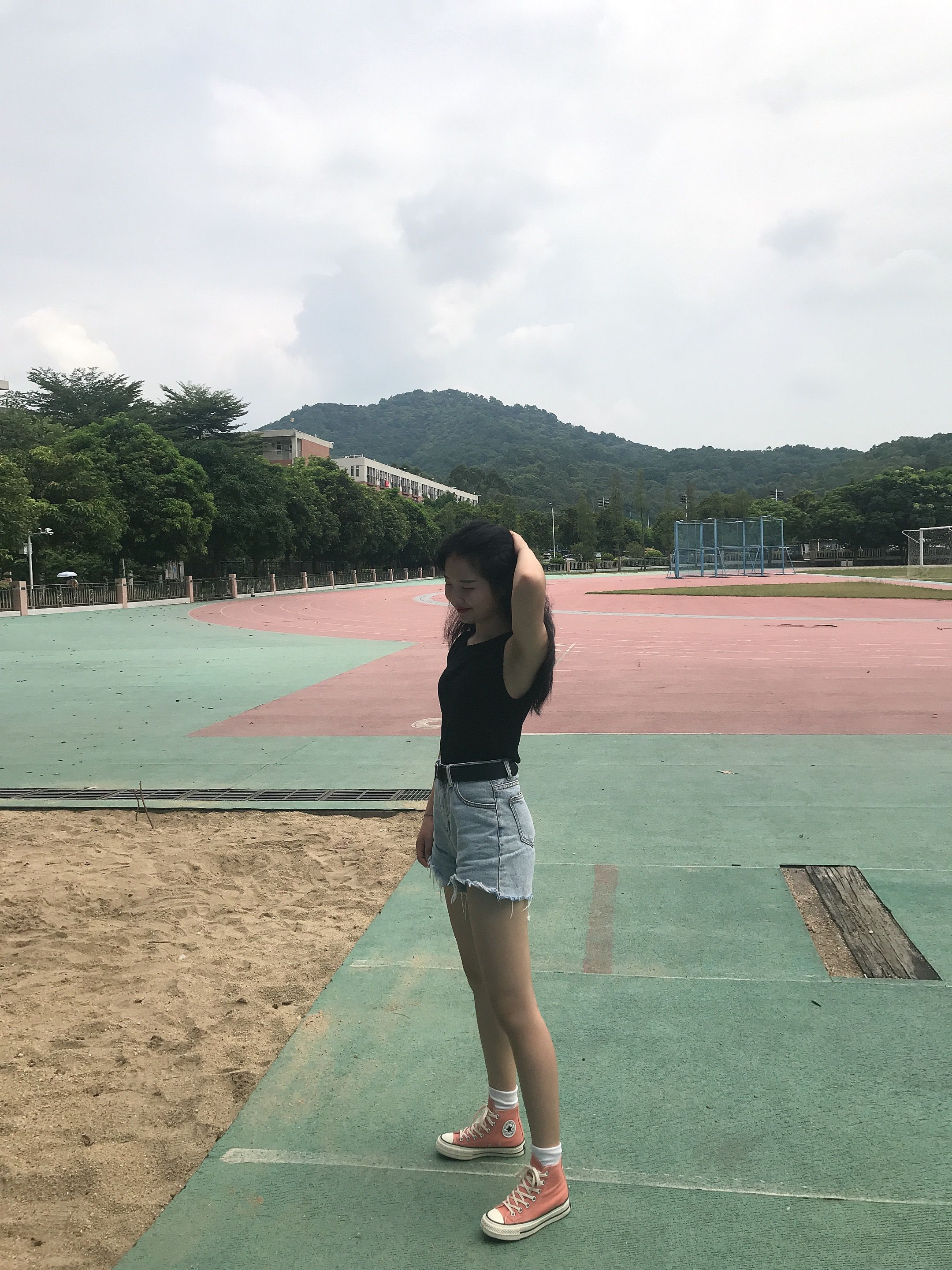 《热裤学妹操场上的棉袜脚+视频2部》作品图