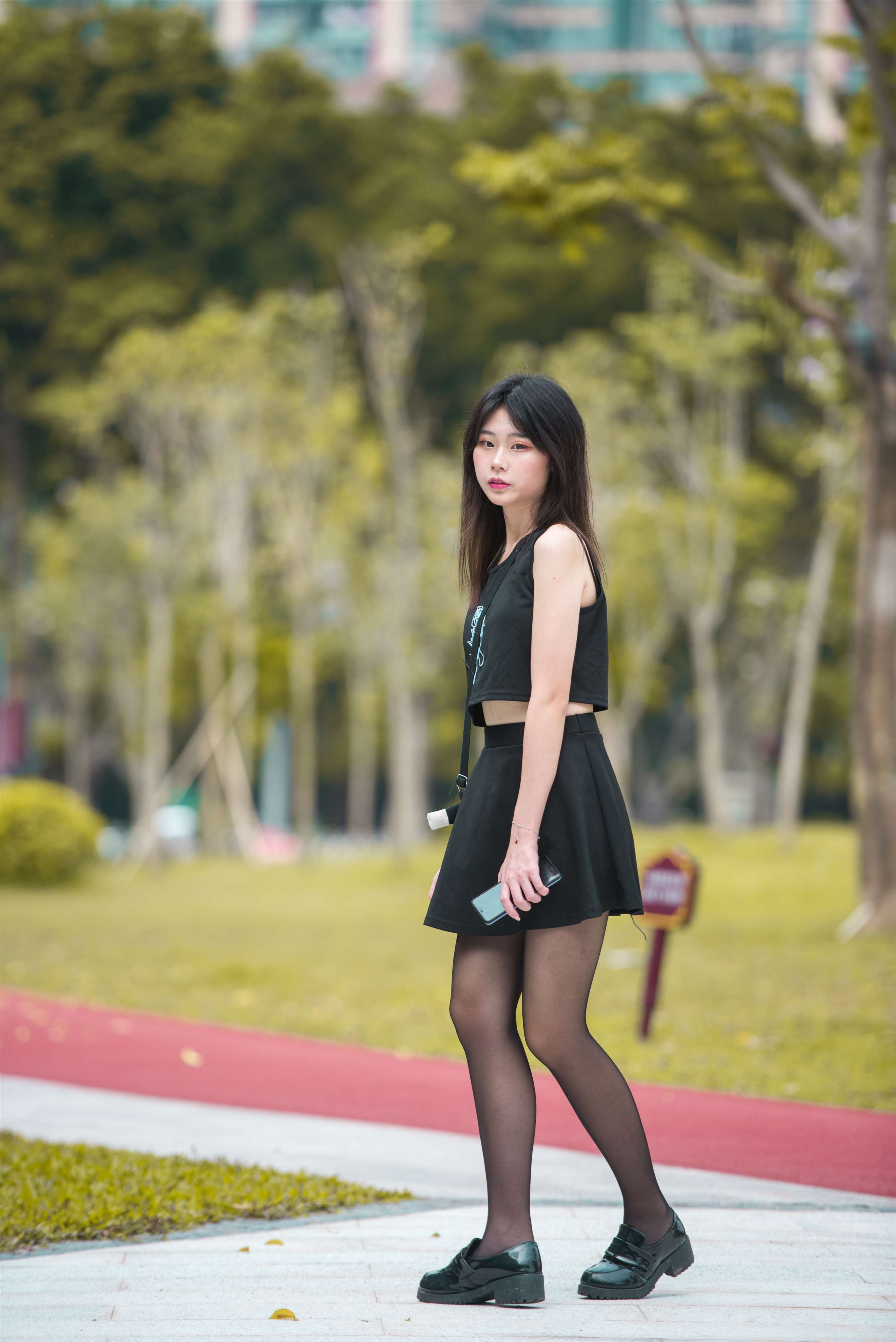 《绿道上的黑丝脚》作品图