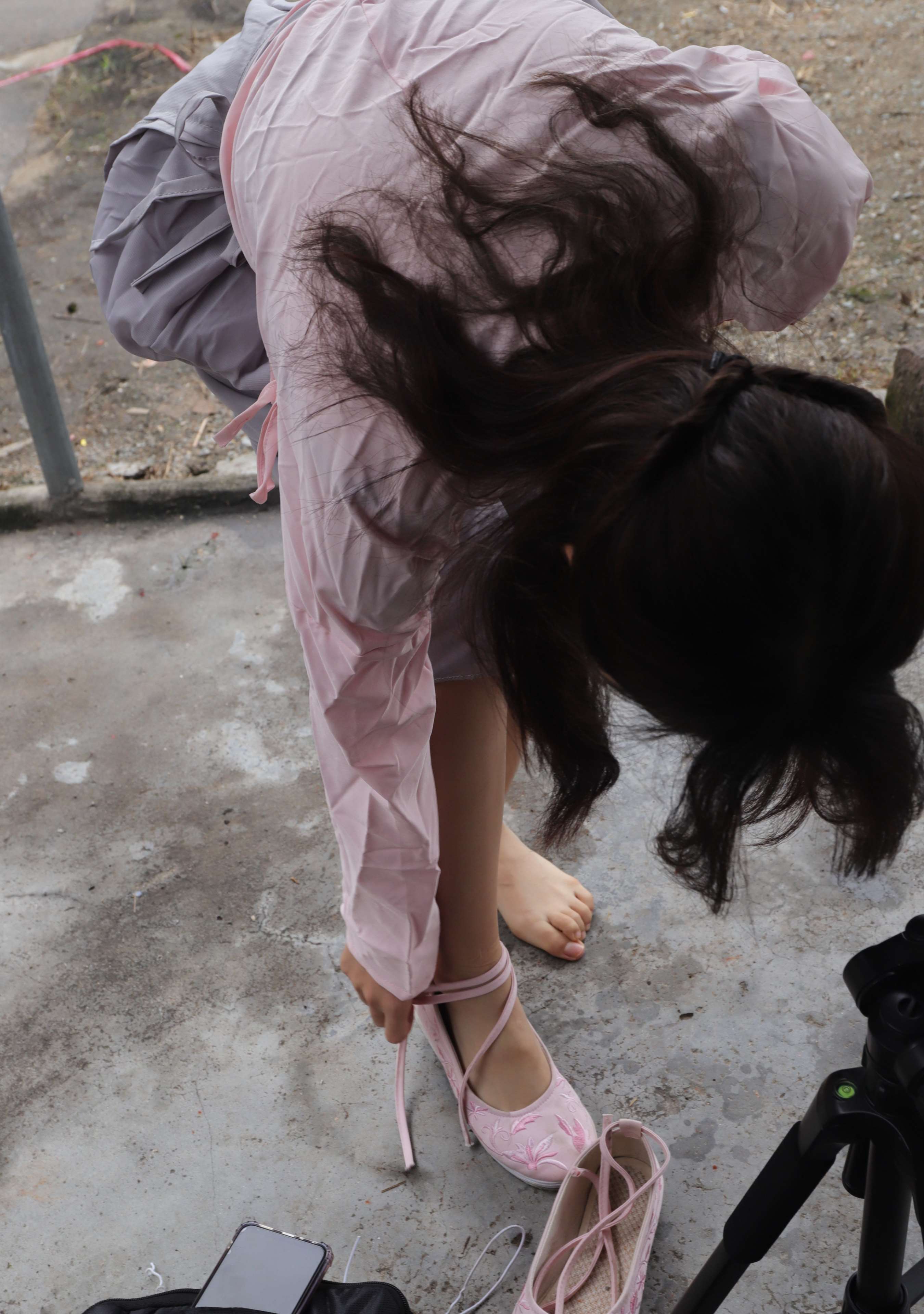 《淇淇与珊珊汉服赤脚游古镇》作品图