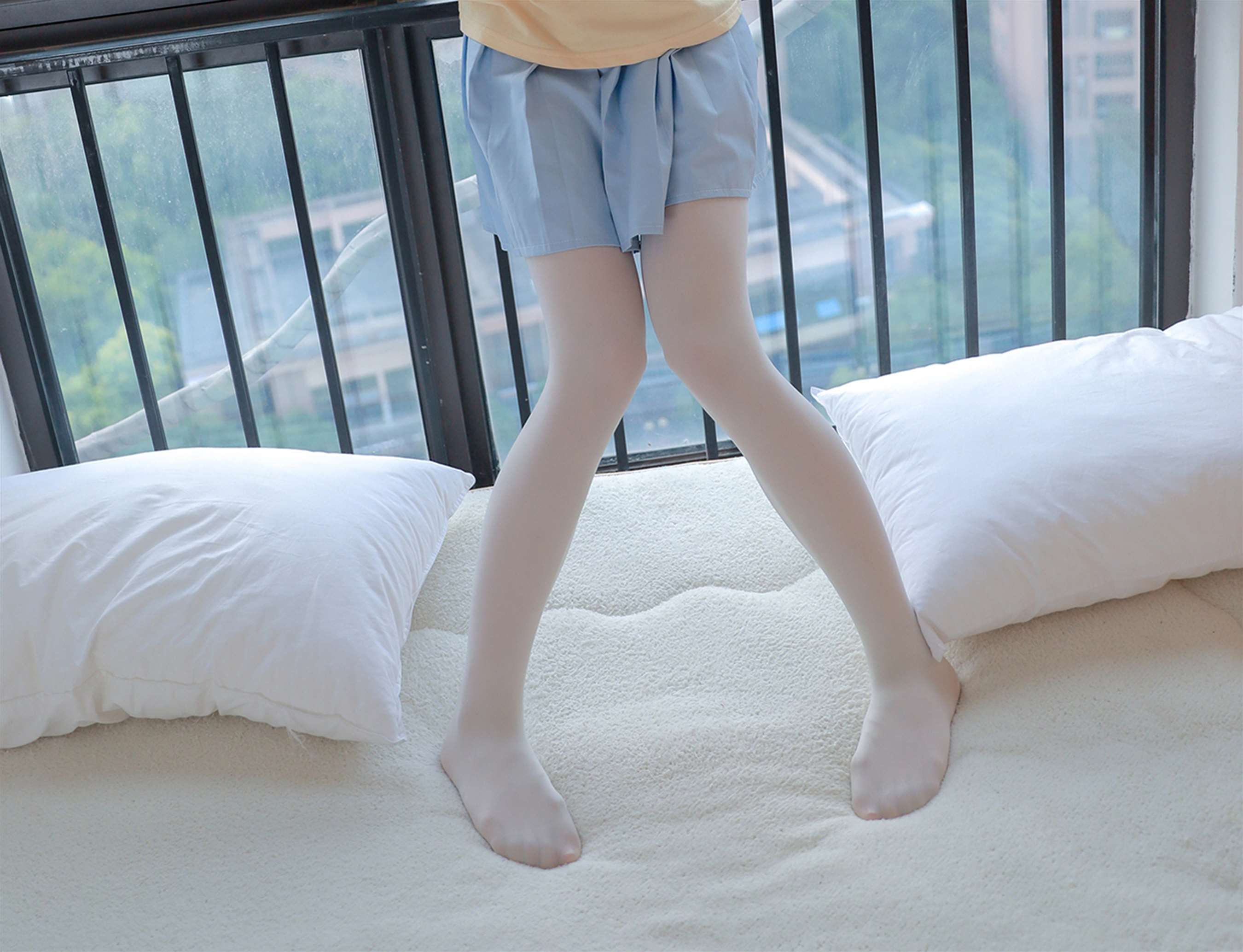 《黄帽の白丝脚丫》作品图