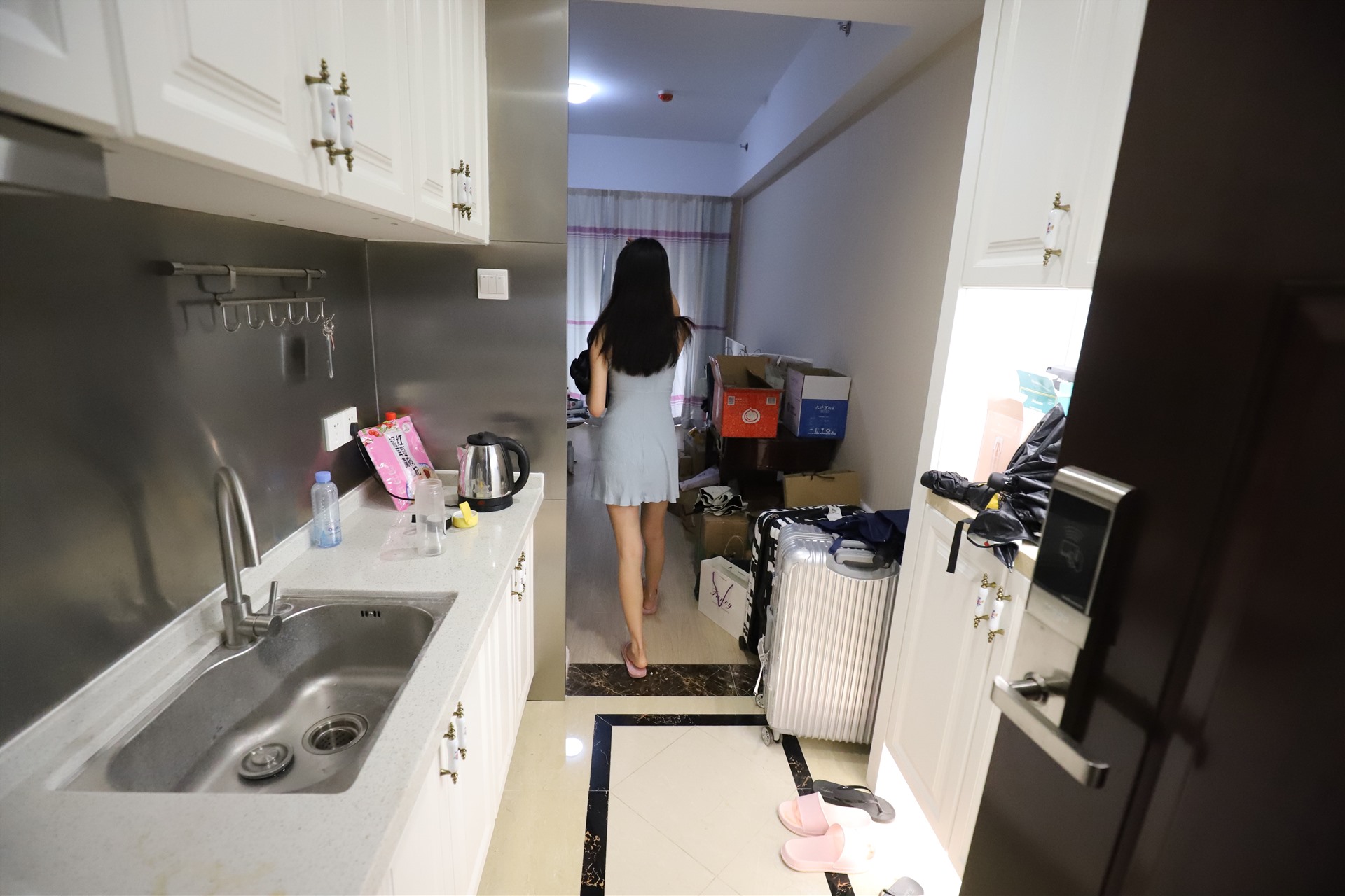 《空姐制服带换洗丝内图+视频一部》作品图