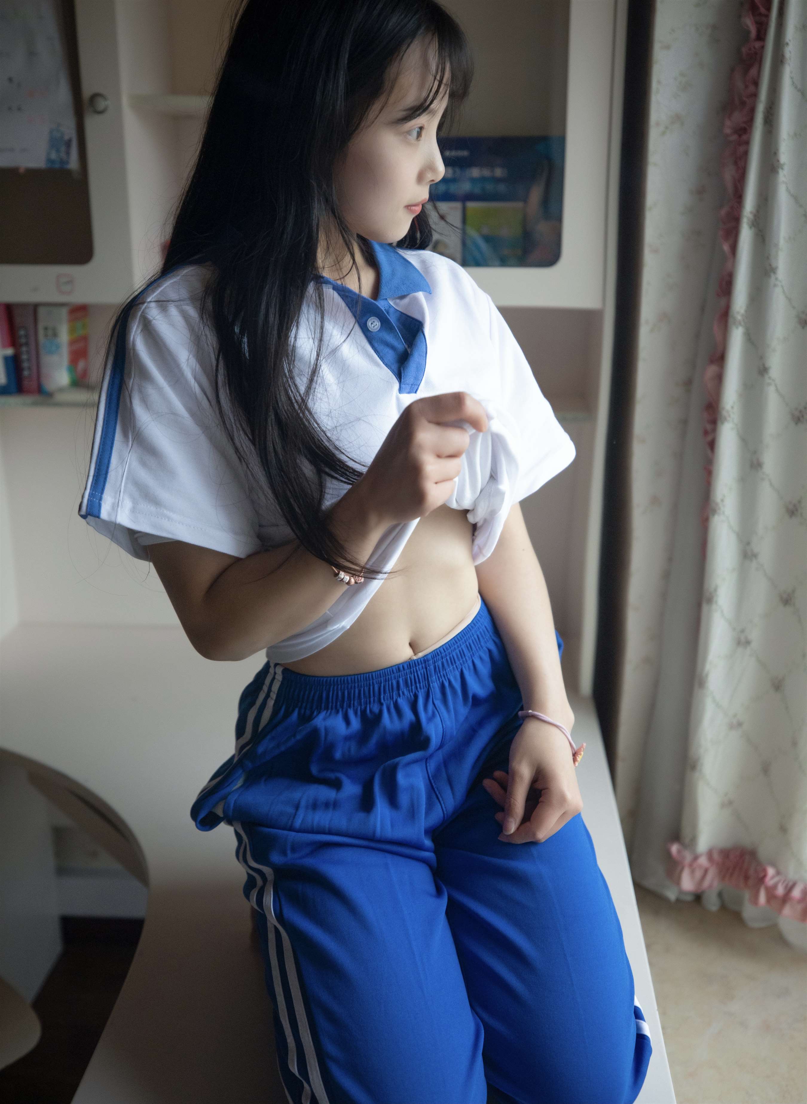 《校服学妹的丝脚丫》作品图