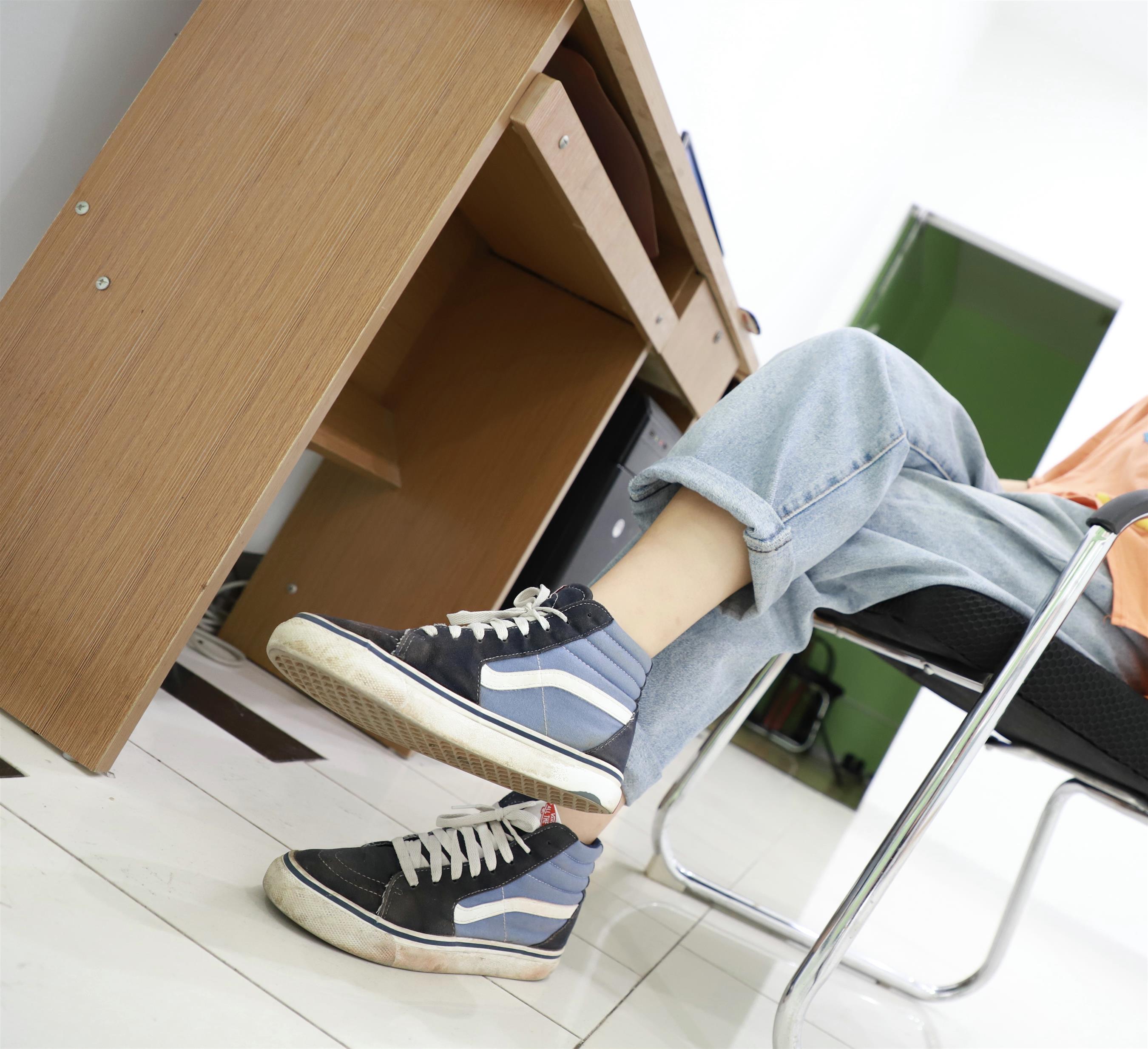 《电脑桌上的棉袜脚丫》作品图