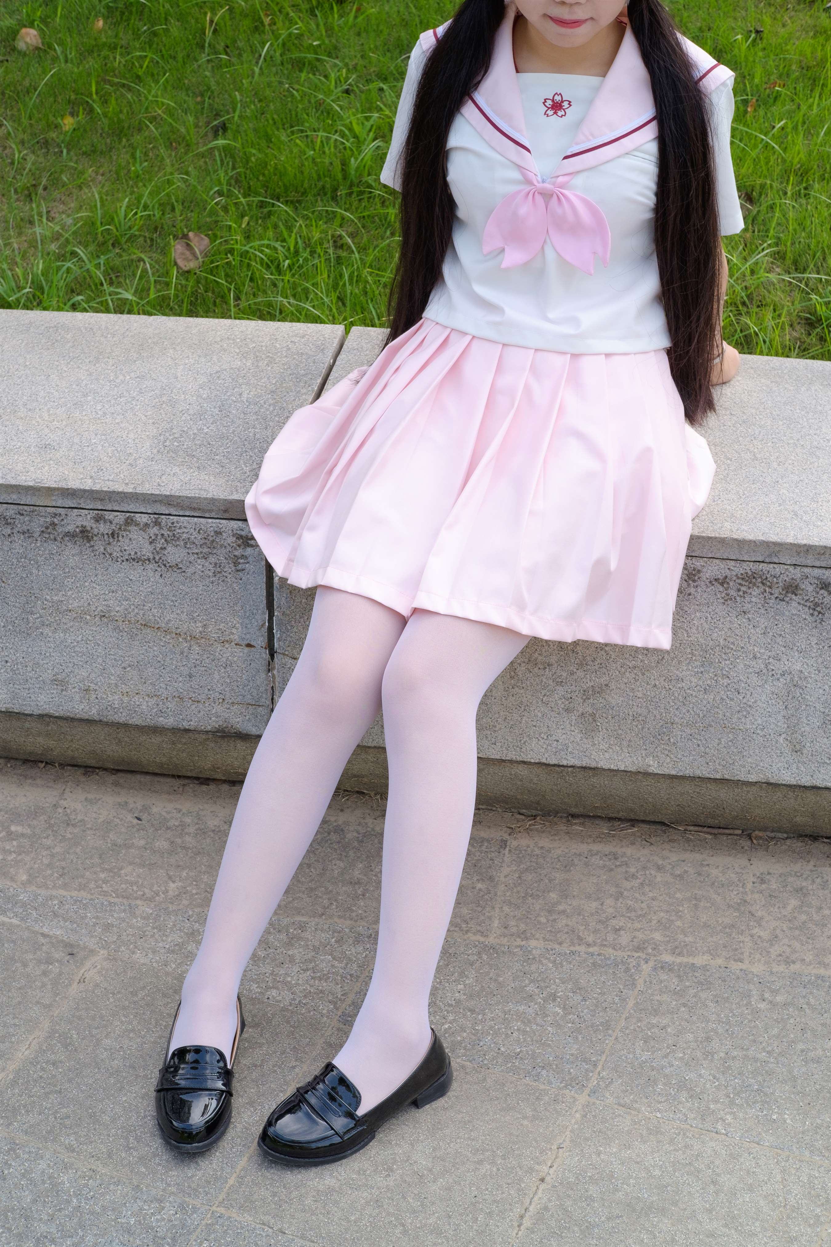 《黄帽少女白丝脚丫》作品图