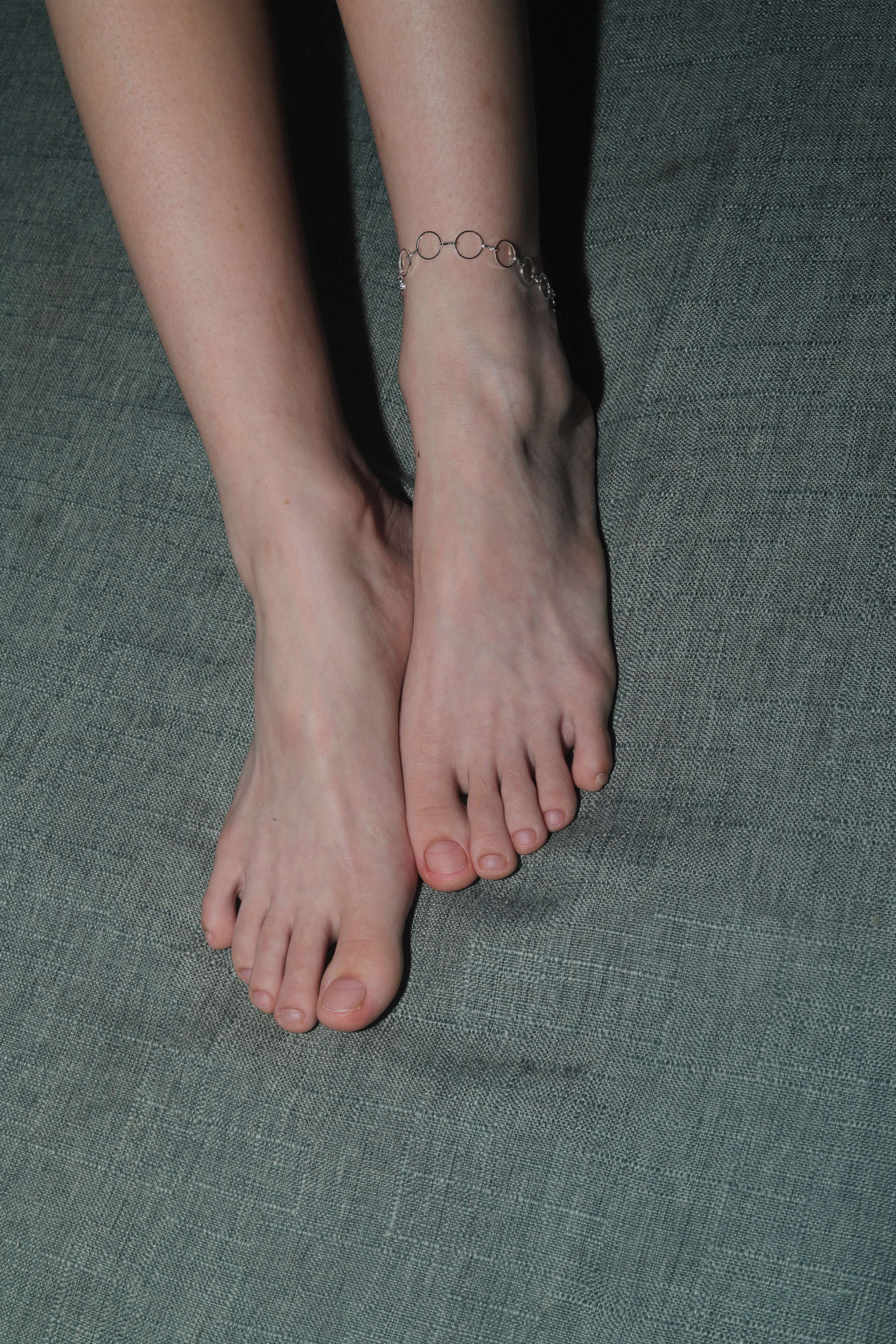 《小陈展示37码修长脚丫》作品图