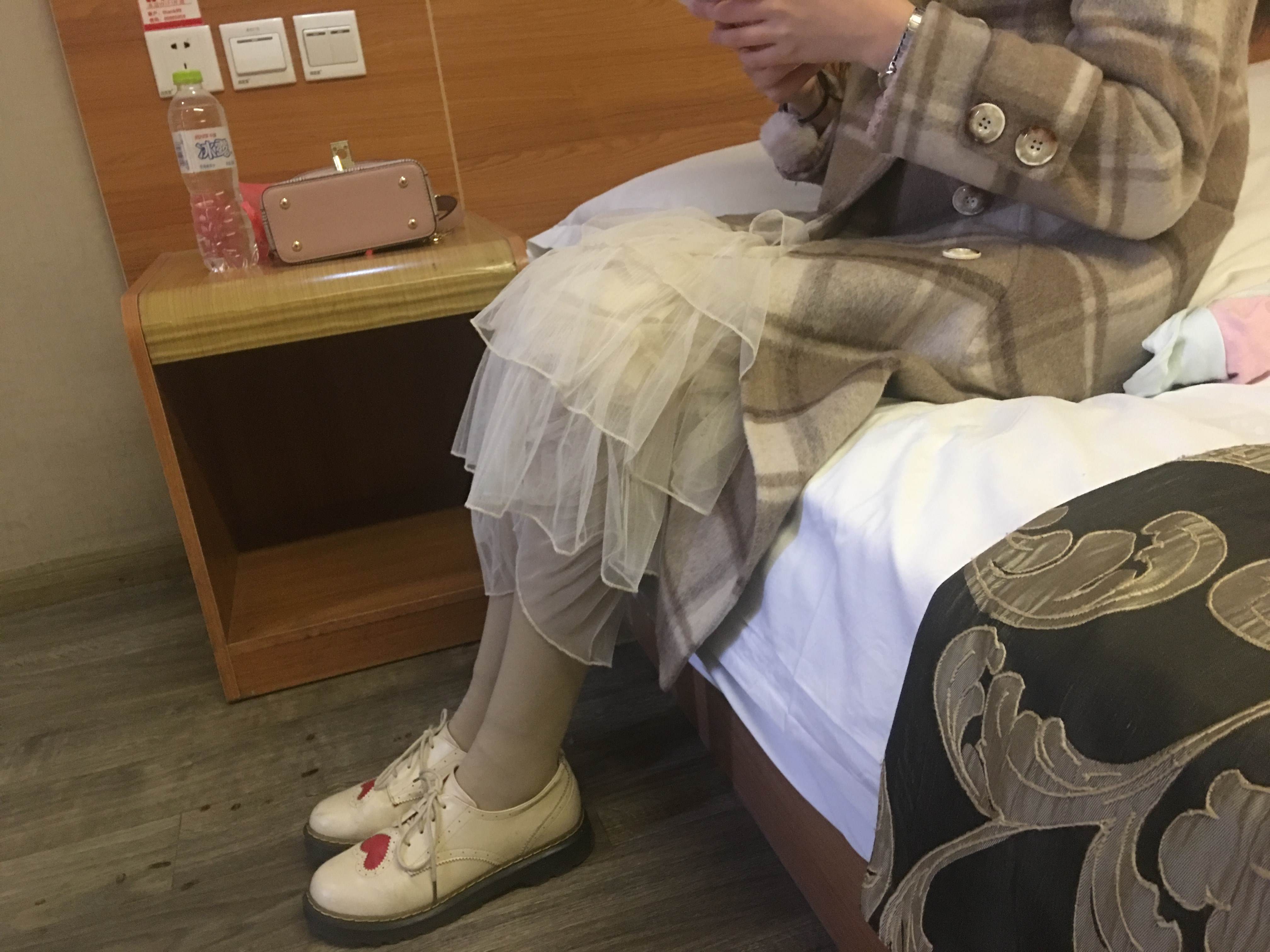 《旅馆越拍四眼学妹棉袜脚丫》作品图