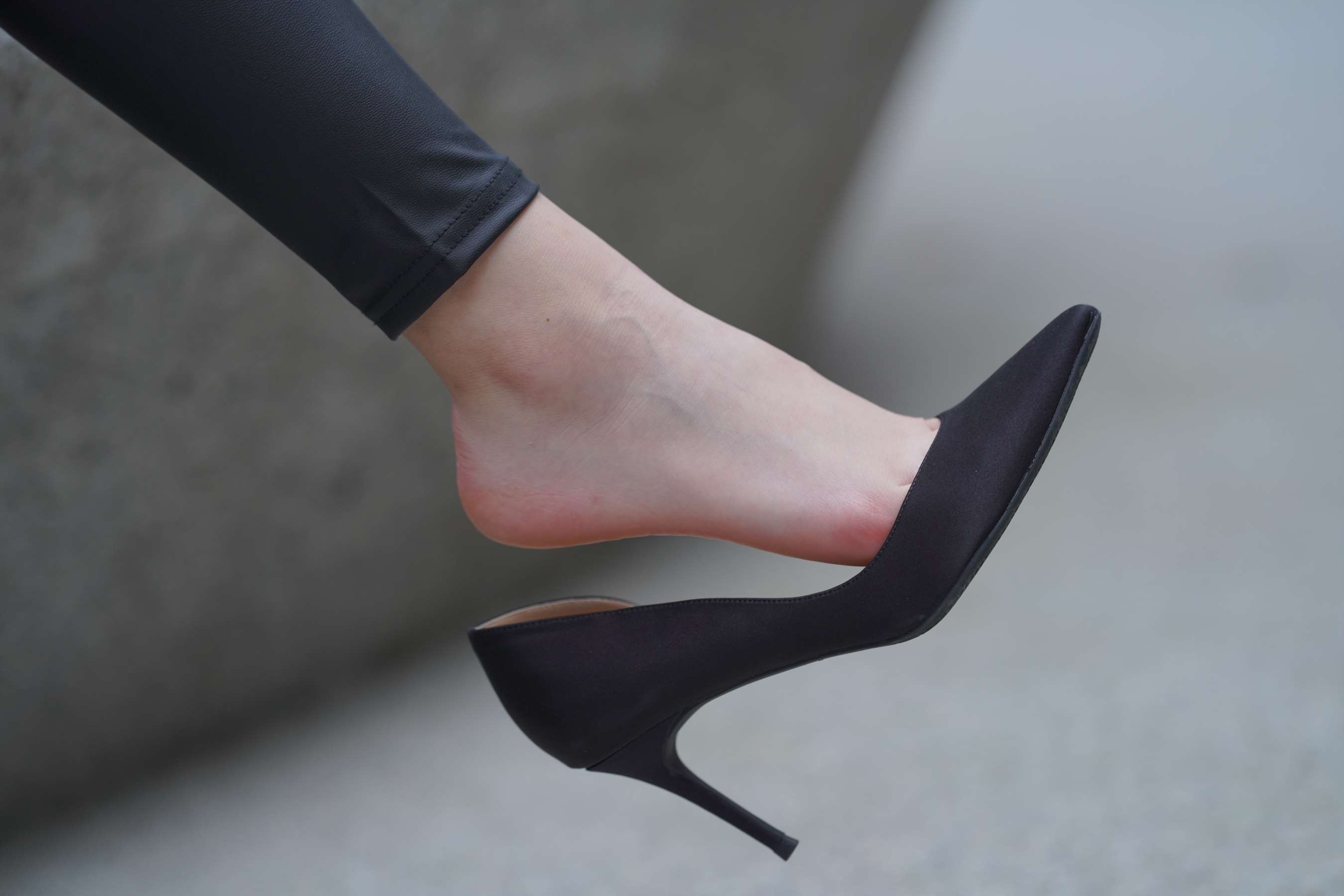 《皮裤の高跟嫩足》作品图