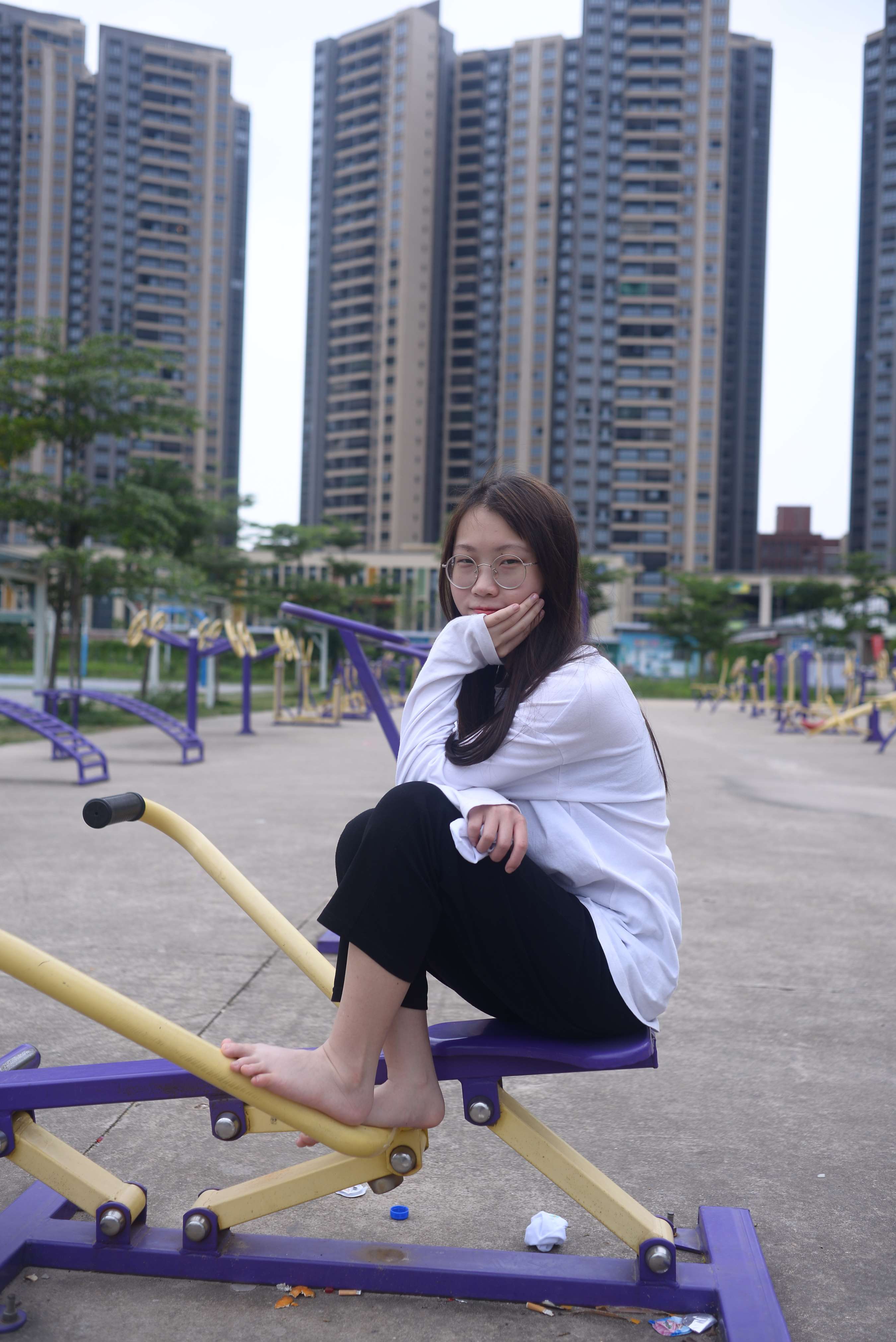 《公园健身器材上的四眼小姐姐》作品图