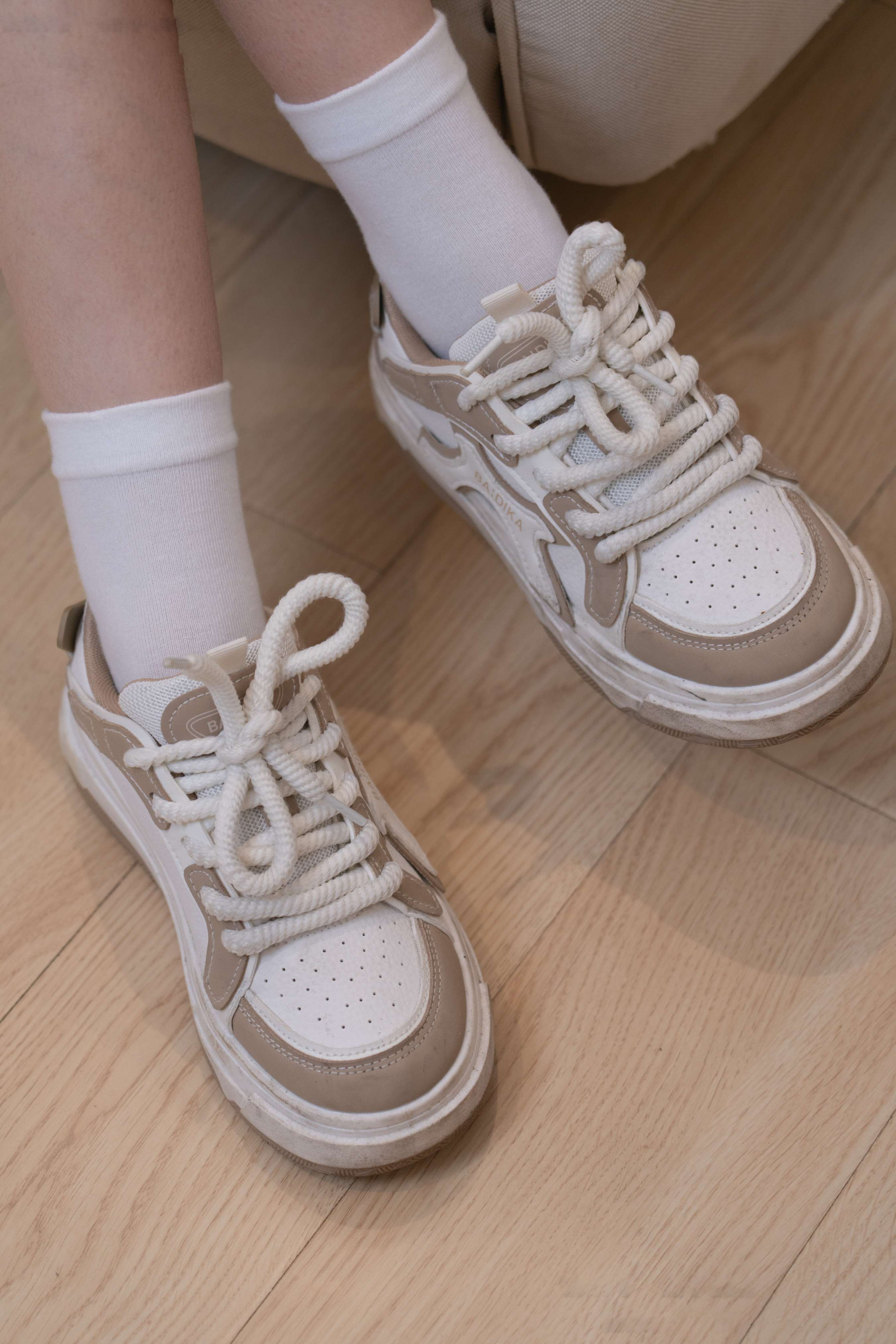 《璇璇-板鞋、白棉袜、裸足、泡脚剪指甲》作品图