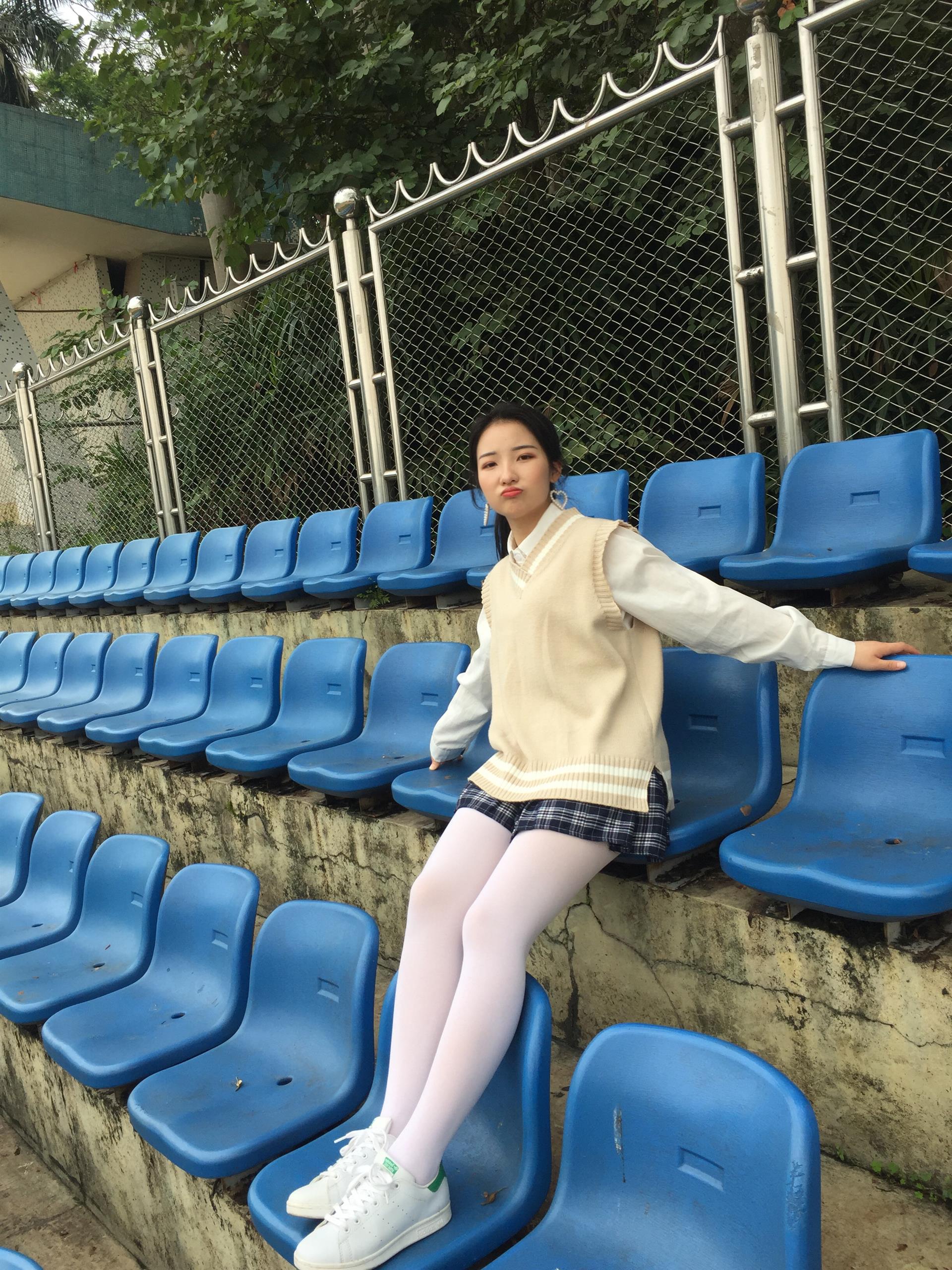 《学妹操场长白丝袜脚丫》作品图