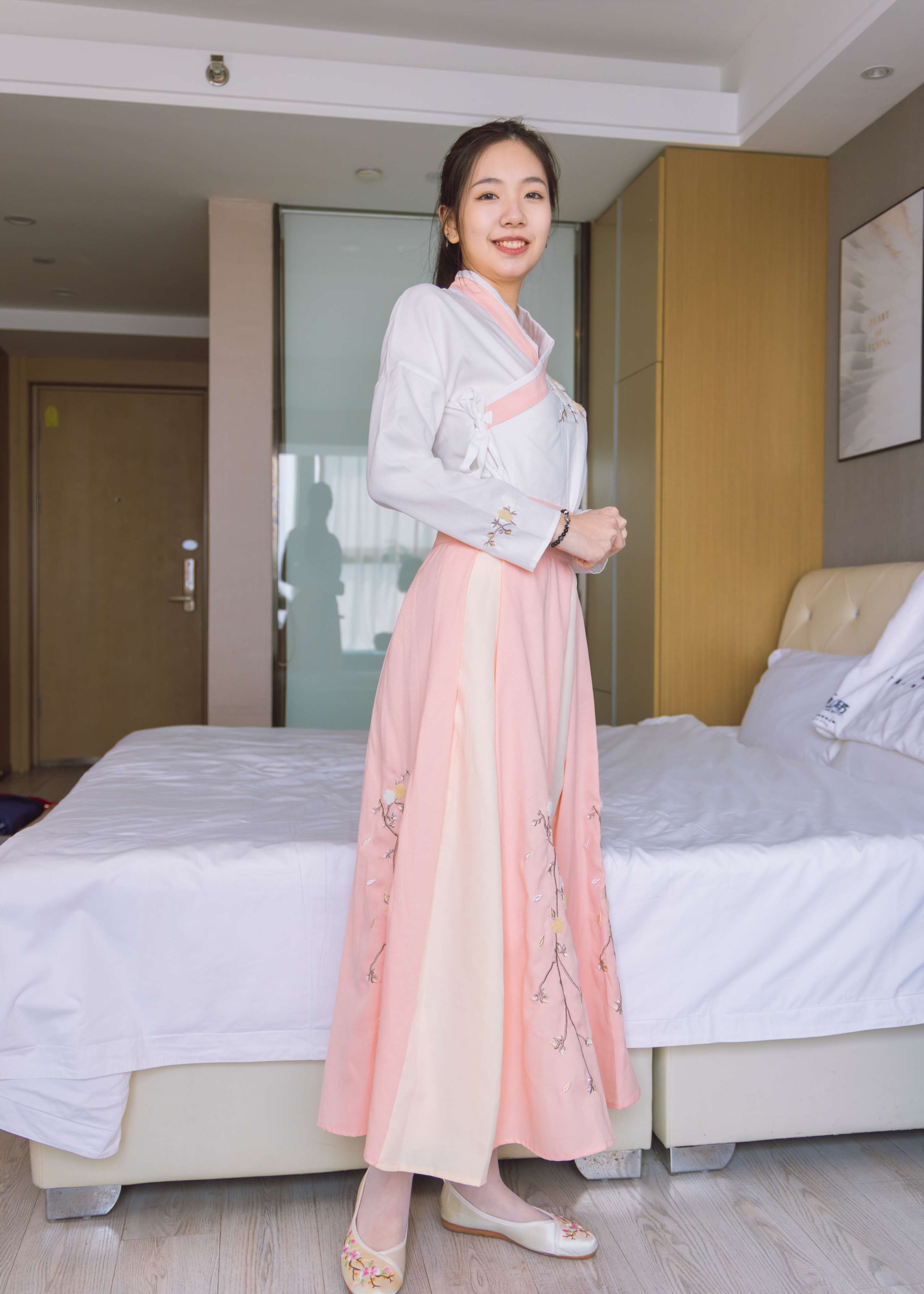 《小甜豆-古装布鞋白丝の裸足》作品图