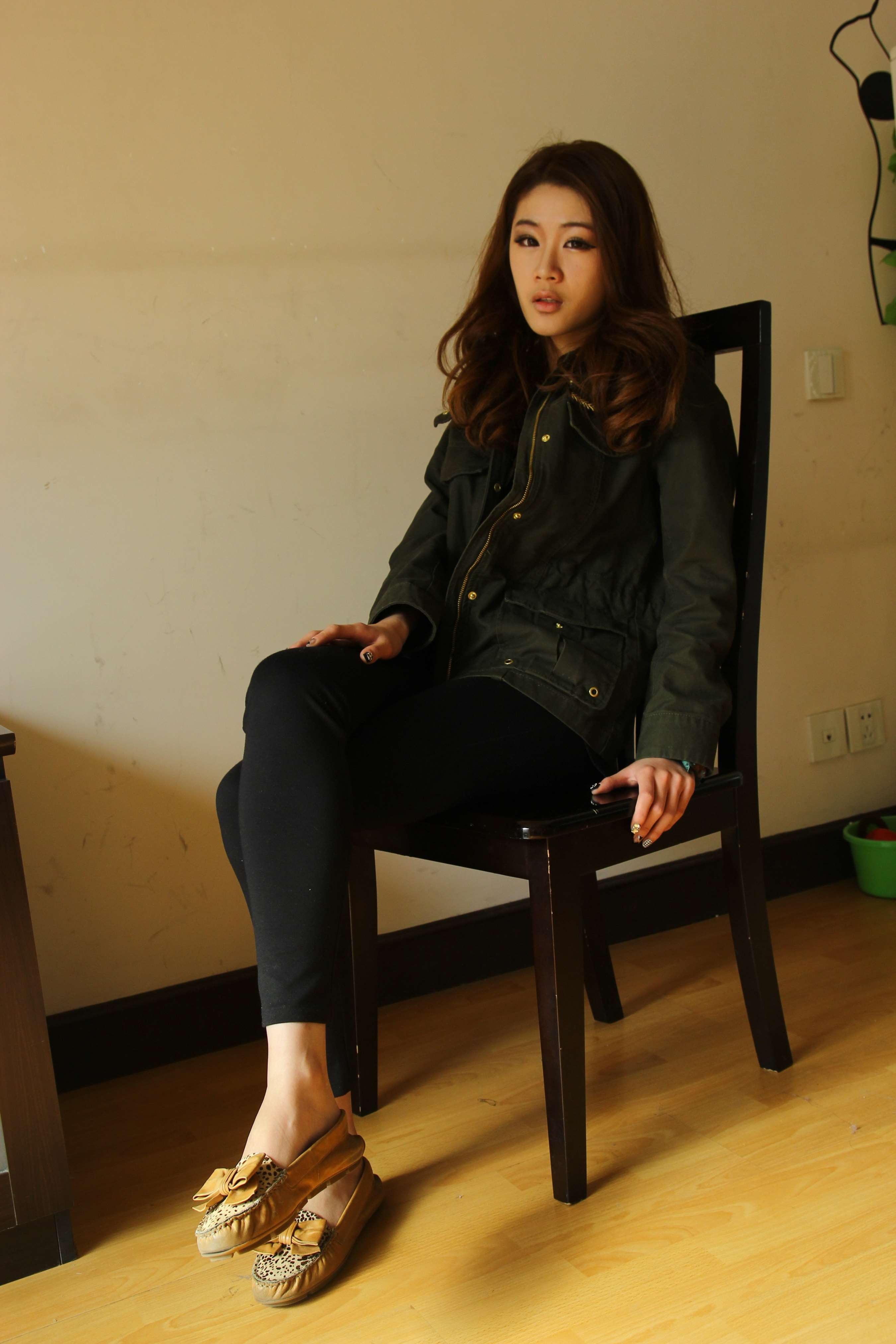 《清秀少女的细长玉足，第一次就给你看！》作品图