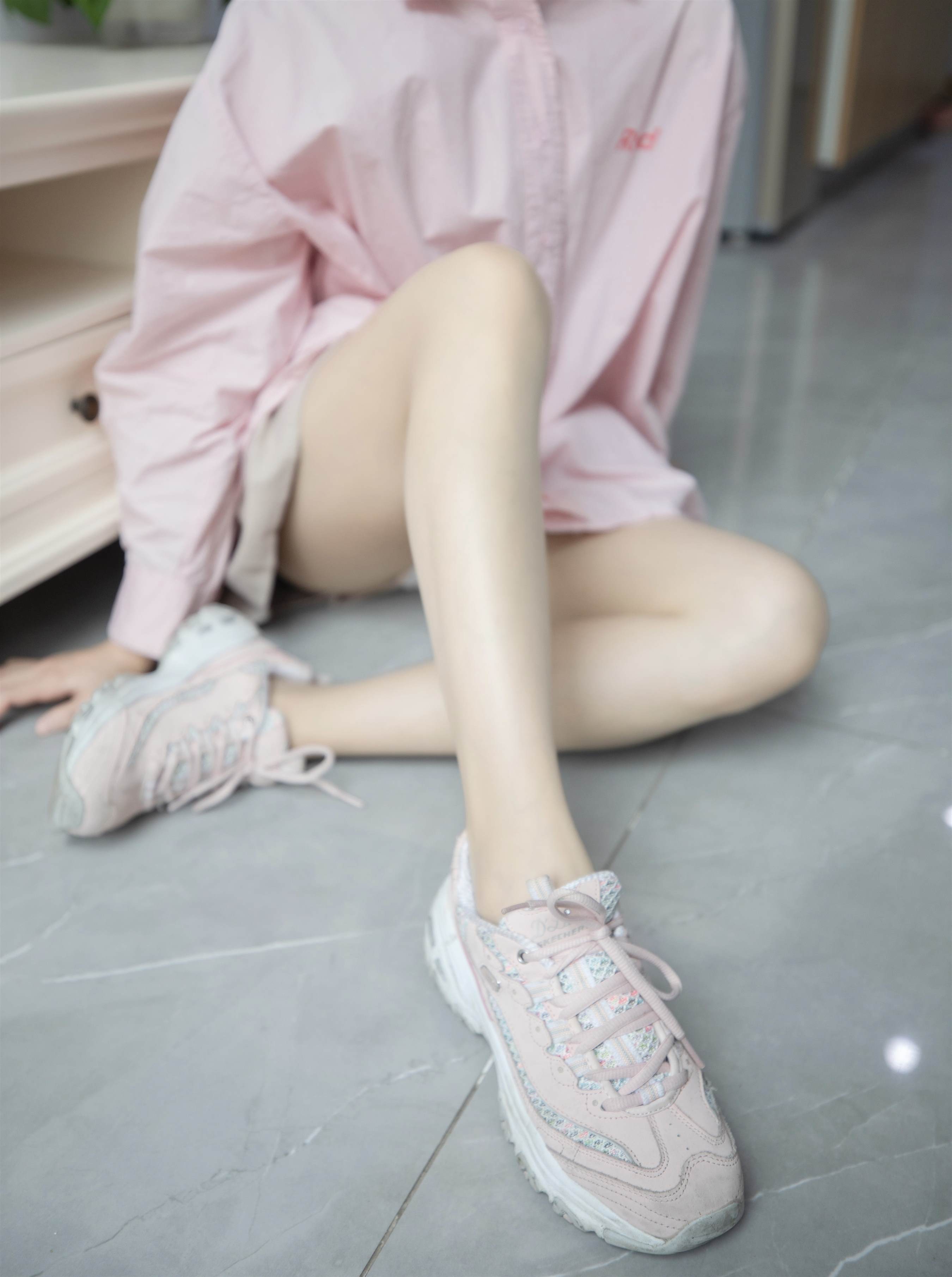 《运动鞋の丝脚丫》作品图