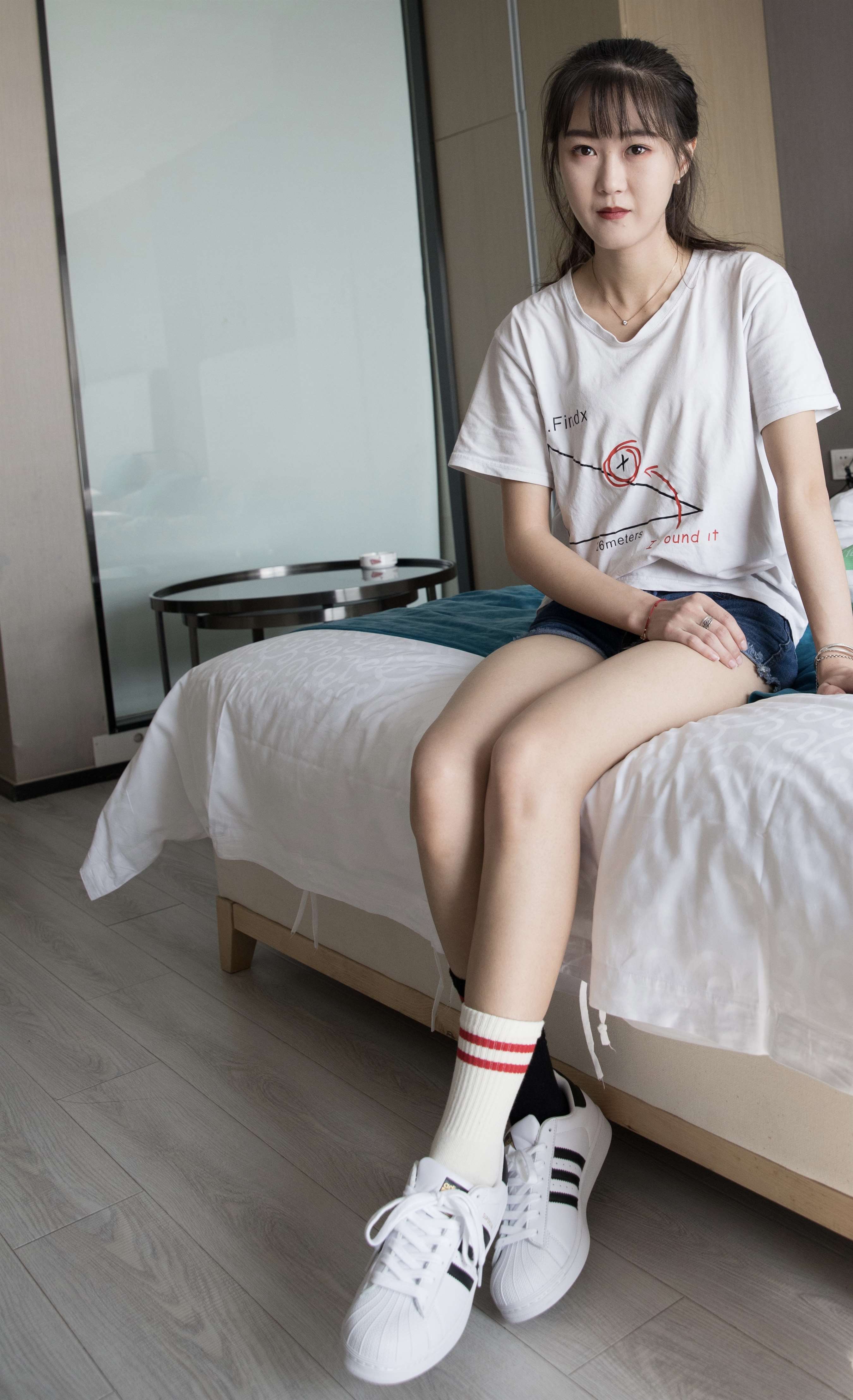 《热裤五指袜脚丫【套图+视频2个】》作品图