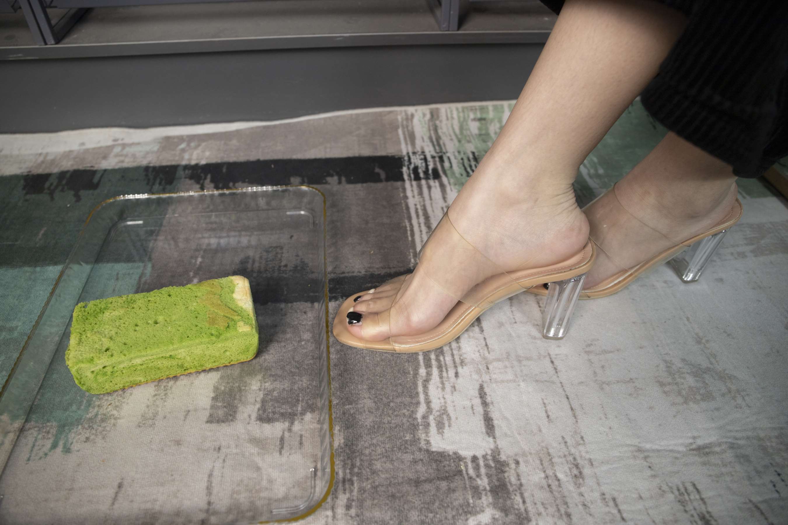 《高冷美女小樱美脚 甜面包，酸奶洗脚，制作美食》作品图