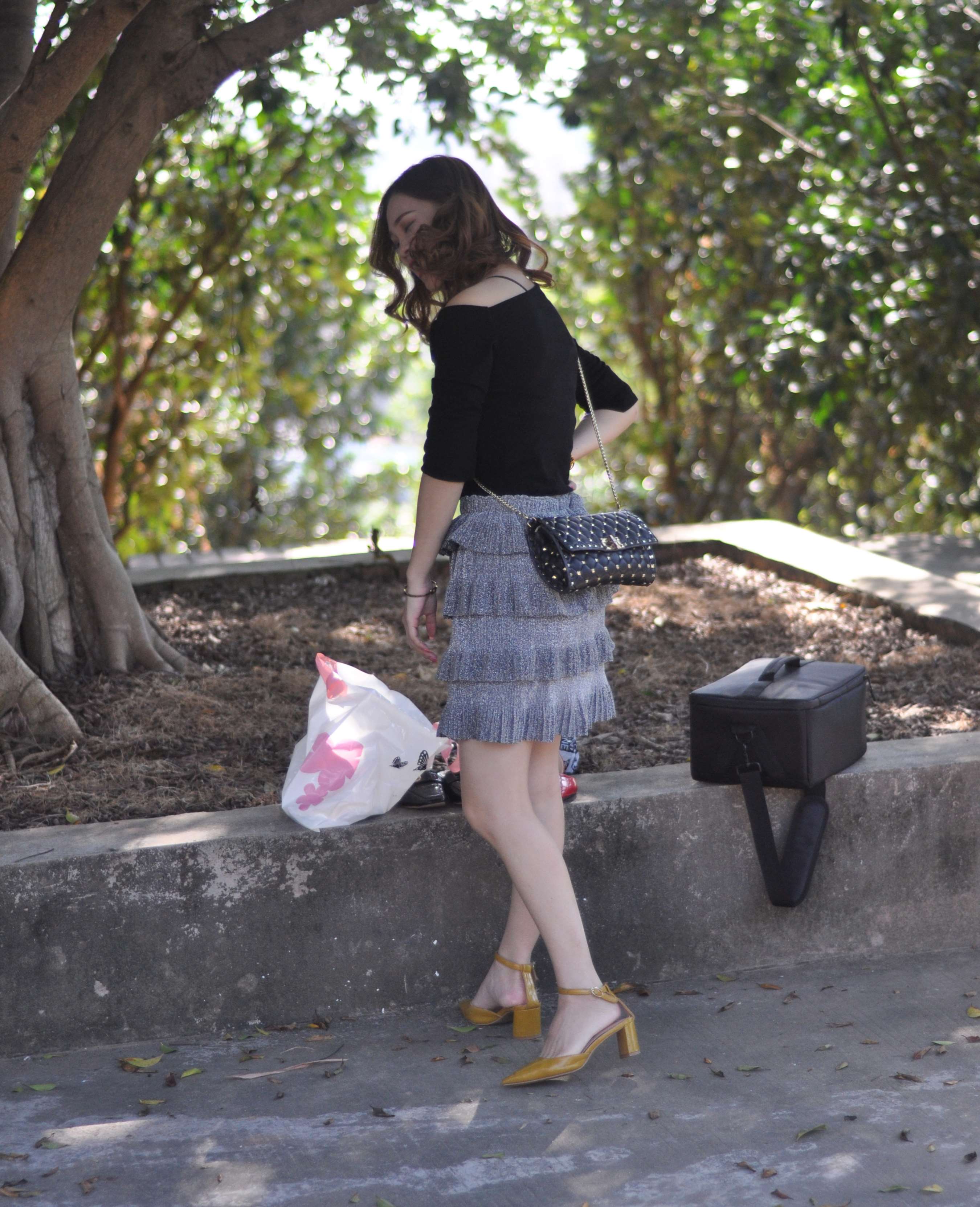 《少女大树下乘凉》作品图